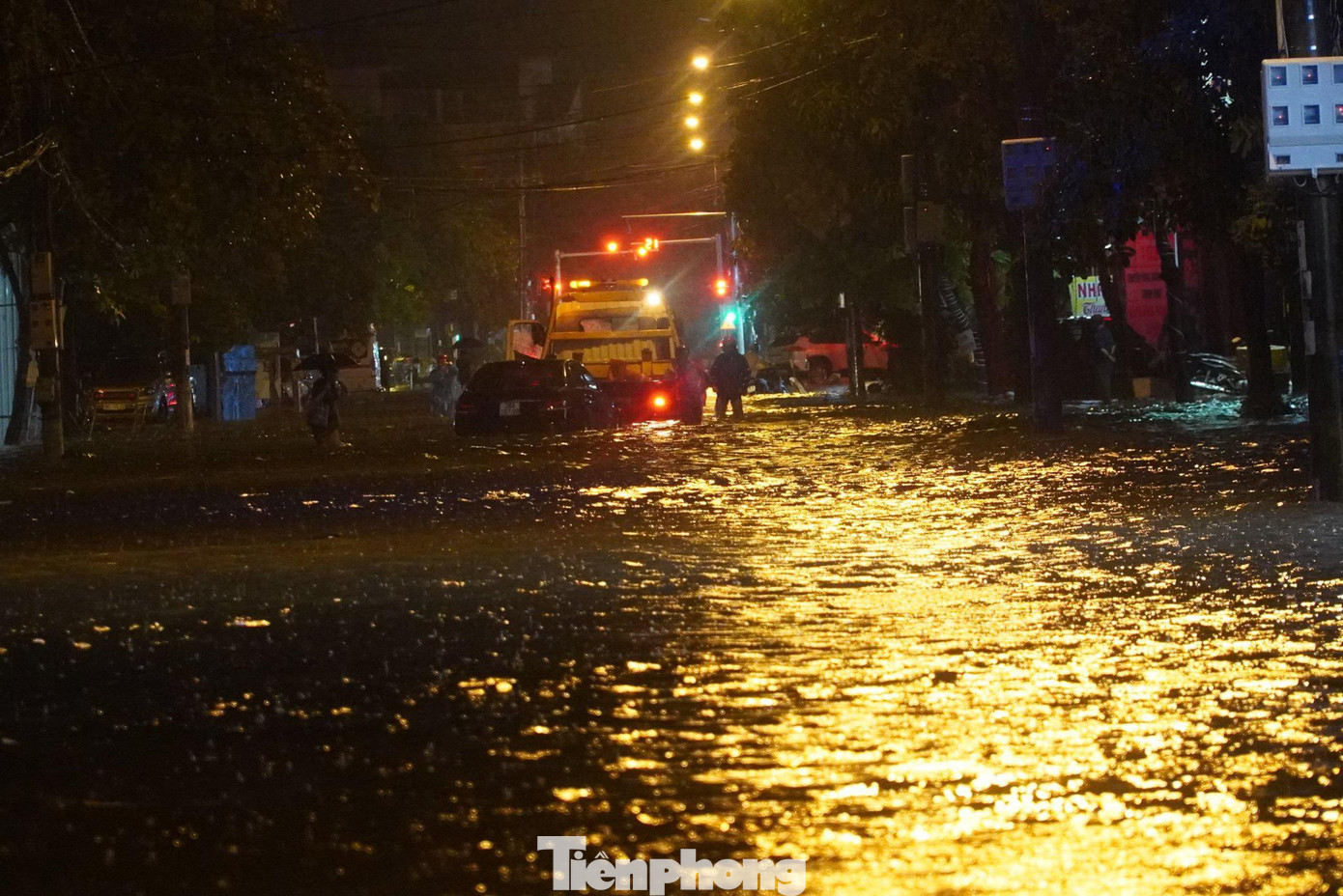 Theo ghi nhận, tối 9/9, tại các tuyến đường như: Lê Ninh, Lê Duẩn, Nguyễn Thị Minh Khai, Hải Thượng Lãn Ông, Nguyễn Du, Hà Huy Tập, Xô Viết Nghệ Tĩnh... (thành phố Hà Tĩnh) bị ngập. Một số phương tiện giao thông phải quay đầu, chết máy vì đường ngập sâu. Theo ghi nhận, tối 9/9, tại các tuyến đường như: Lê Ninh, Lê Duẩn, Nguyễn Thị Minh Khai, Hải Thượng Lãn Ông, Nguyễn Du, Hà Huy Tập, Xô Viết Nghệ Tĩnh... (thành phố Hà Tĩnh) bị ngập. Một số phương tiện giao thông phải quay đầu, chết máy vì đường ngập sâu.