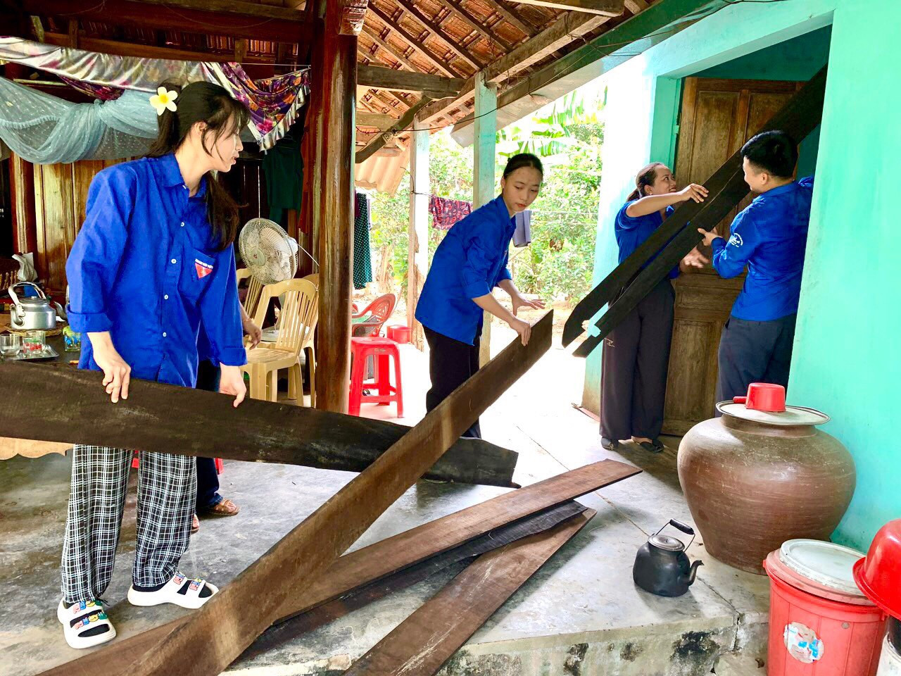 Những đoàn viên thanh niên hỗ trợ dọn dẹp, chỉnh sửa lại nhà cho hộ gia đình chính sách. Những đoàn viên thanh niên hỗ trợ dọn dẹp, chỉnh sửa lại nhà cho hộ gia đình chính sách.