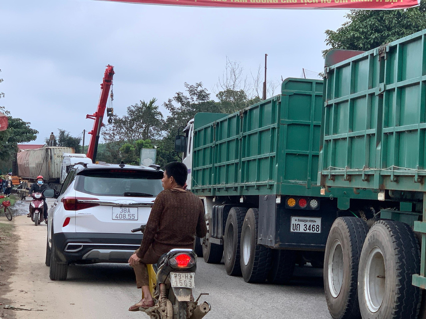 Do chiếc xe bị lật khiến đoạn đường quốc lộ bị ách tắc giao thông.