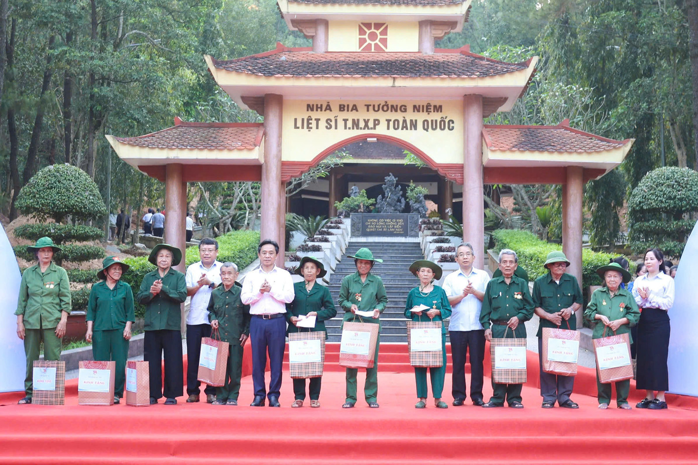 Phó Bí thư Thường trực Tỉnh ủy Trần Thế Dũng và các đồng chí lãnh đạo tỉnh, nhà tài trợ...