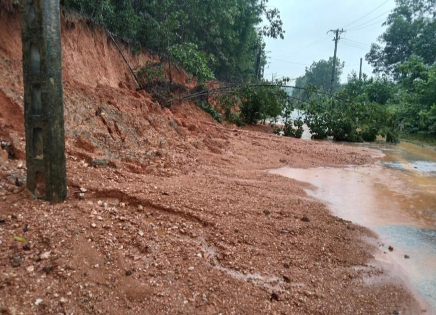 Nhiều tuyến đường tại huyện Vũ Quang bị sạt lở. Nhiều tuyến đường tại huyện Vũ Quang bị sạt lở.