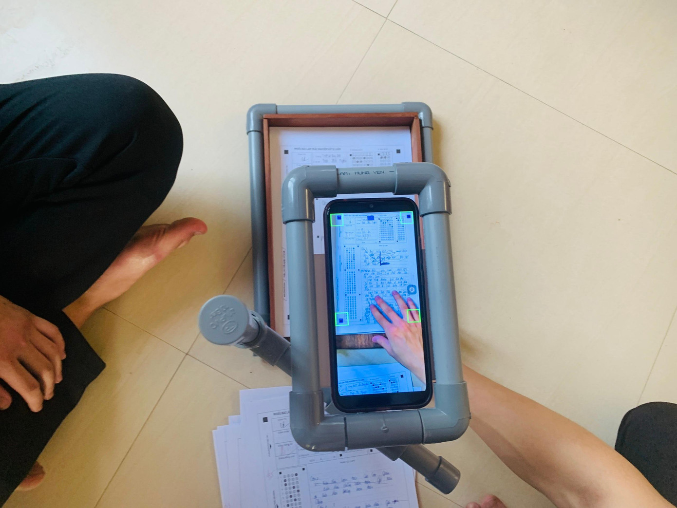 Giá được làm từ ống nhựa và gỗ, với các thao tác đơn giản đã giúp giảm thiểu thời gian, tạo độ chính xác cao.