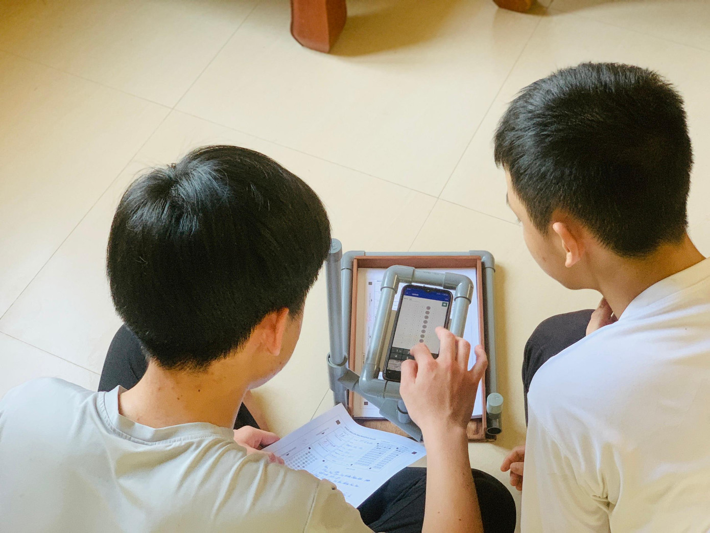 Giá chấm thi được làm rất đơn giản, thiết kế gọn, nhằm giúp giáo viên đỡ vất vả trong quá trình chấm thi trắc nghiệm.