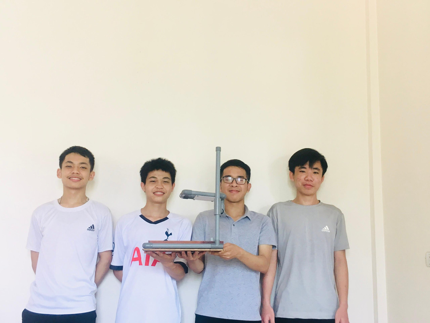 Nhóm học sinh cùng sáng chế giá chấm thi trắc nghiệm bán tự động.