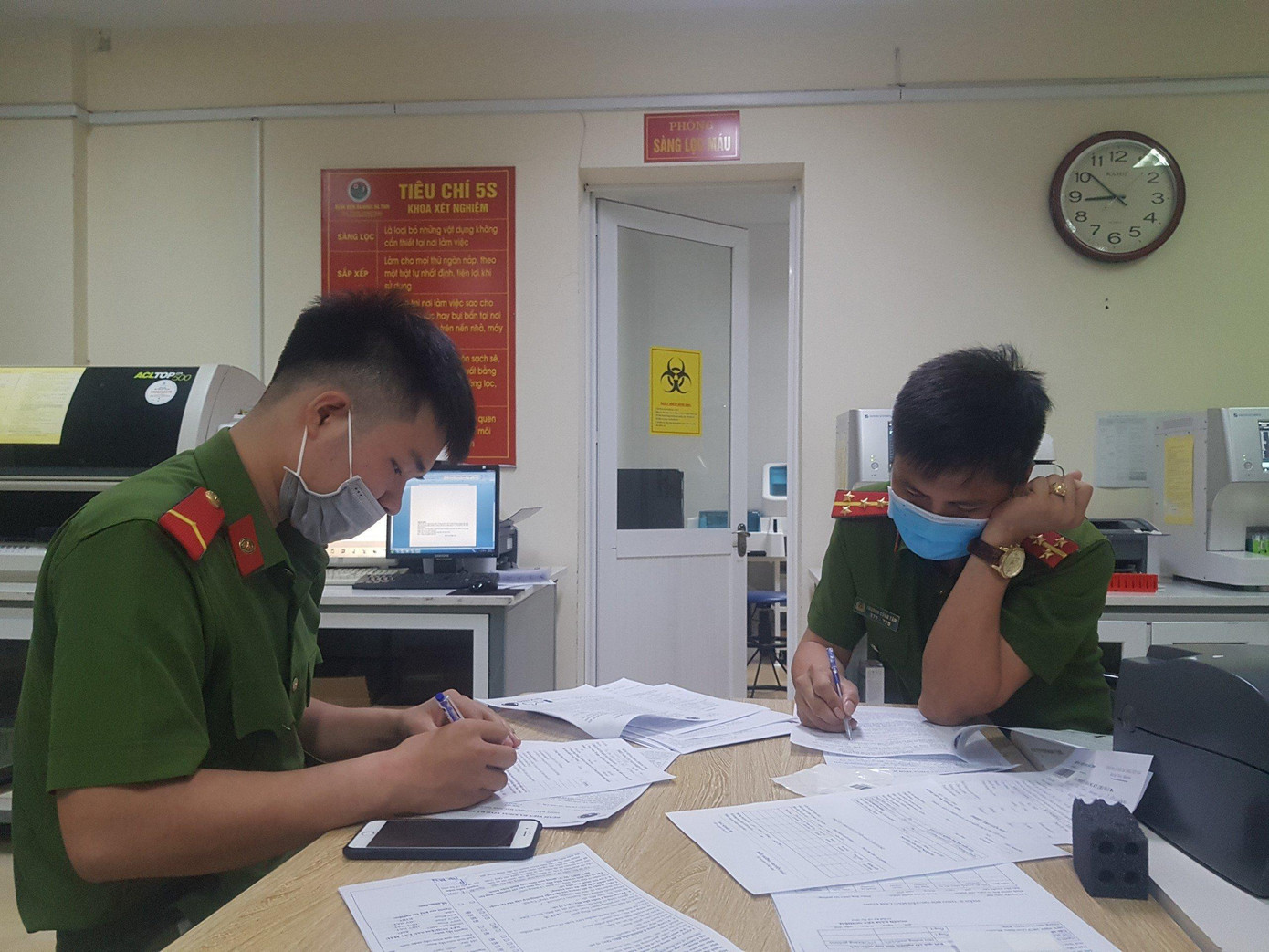 Hai chiến sĩ công an làm thủ tục trước khi vào hiến máu trực tiếp cứu sản phụ.