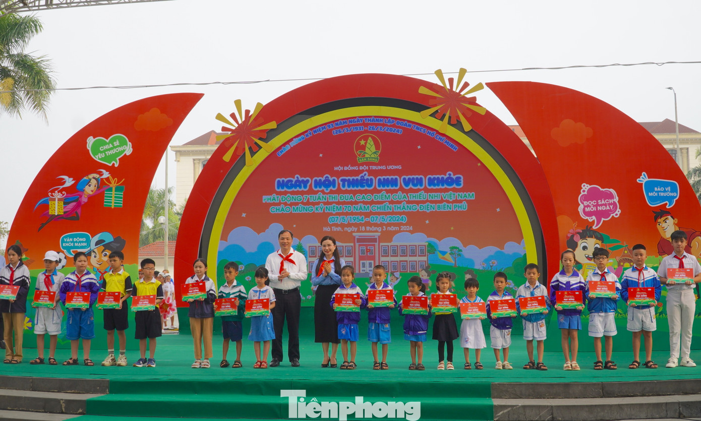 Hội đồng Đội T.Ư, Trung tâm Hỗ trợ và Phát triển Thiếu nhi Việt Nam đã trao tặng 100 suất học bổng cho các em học sinh có hoàn cảnh khó khăn.