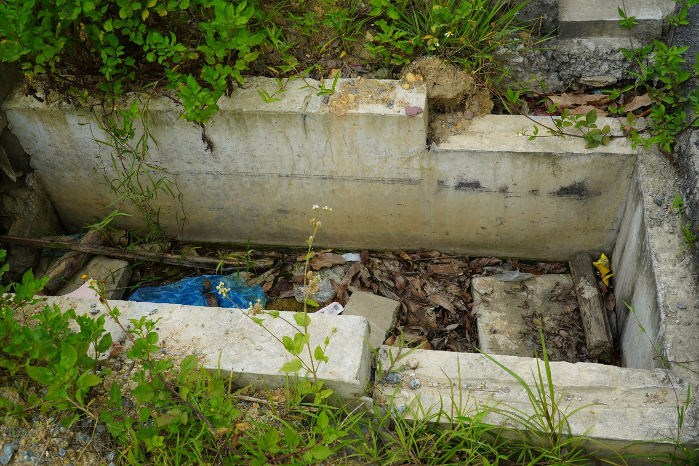 Nhiều điểm hố ga, mương thoát nước rác thải ngập bên trong.