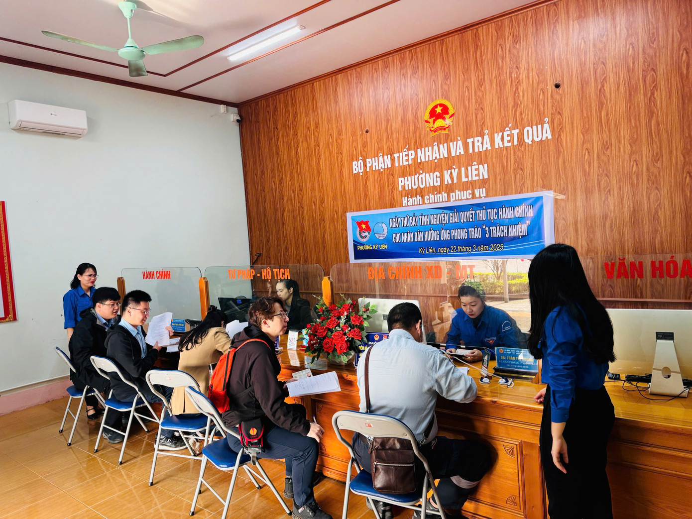 Trong ngày cao điểm, toàn tỉnh tổ chức 12 lớp tập huấn nâng cao năng lực số cho đoàn viên thanh niên; duy trì hoạt động của các đội hình &quot;Bình dân học vụ số&quot;, tuyên truyền, hướng dẫn người dân cài đặt, sử dụng dịch vụ công trực tuyến, sàn giao dịch thương mại điện tử.