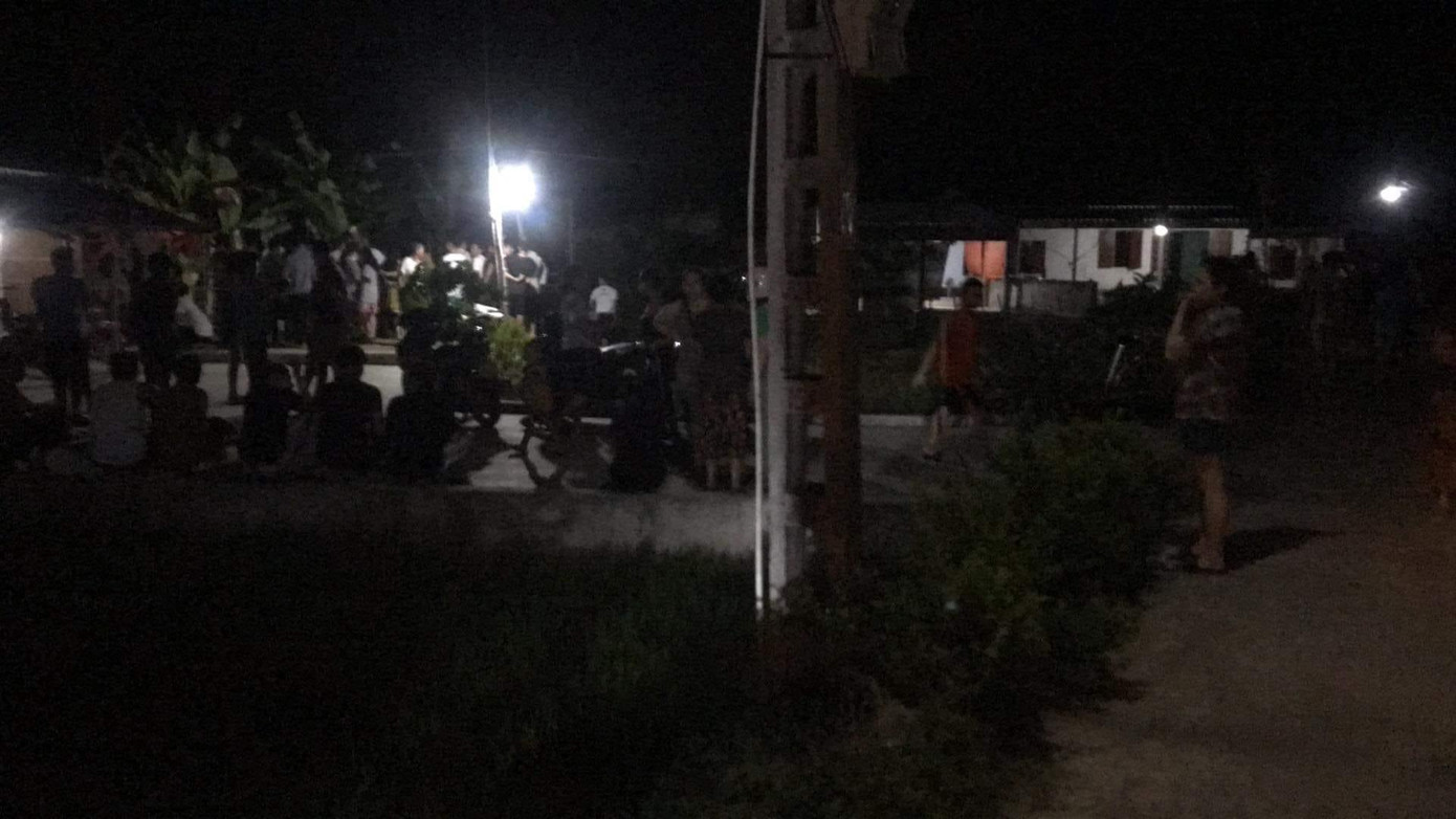 Trong đêm nhiều người có mặt tại hiện trường để theo dõi sự việc. Trong đêm nhiều người có mặt tại hiện trường để theo dõi sự việc.