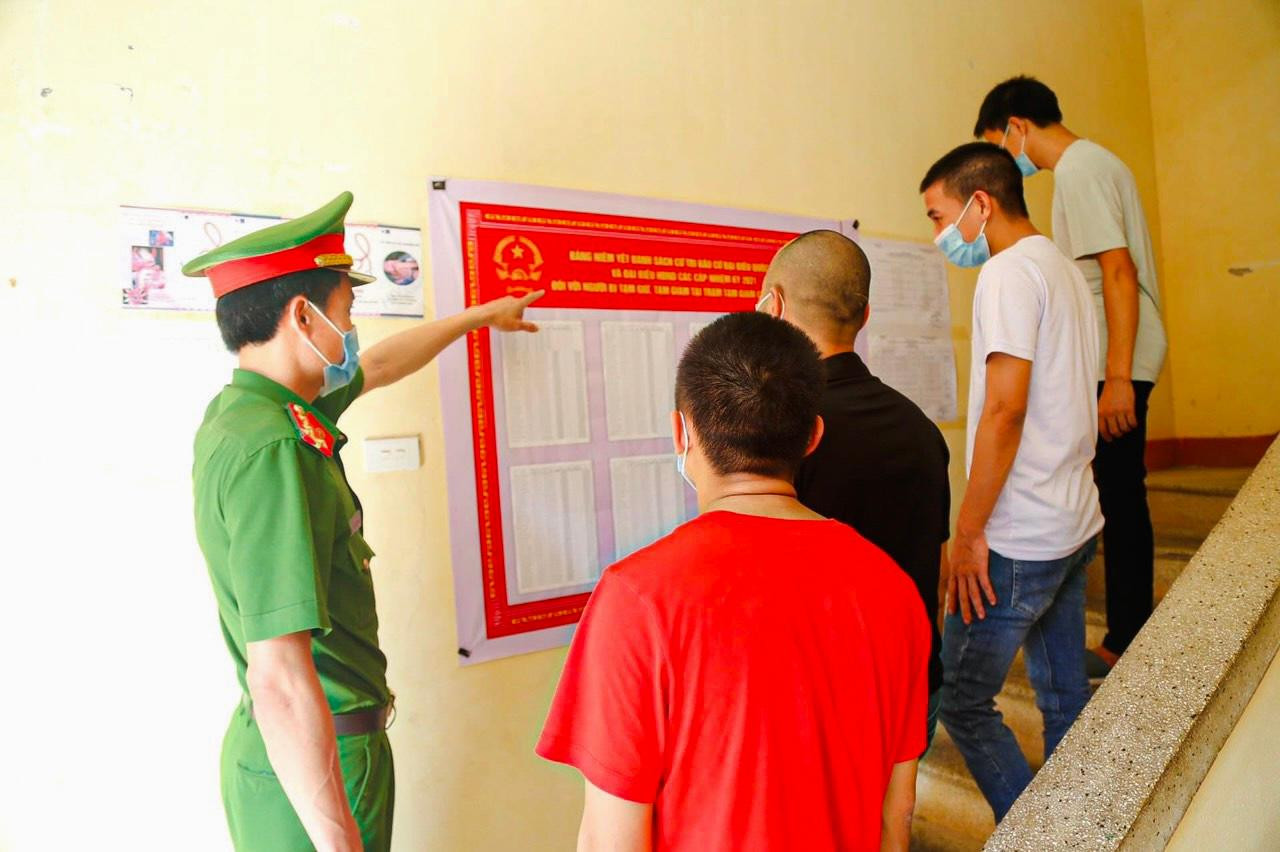 Cán bộ chiến sĩ hướng dẫn danh sách người ứng cử đề cử tri đi bầu.