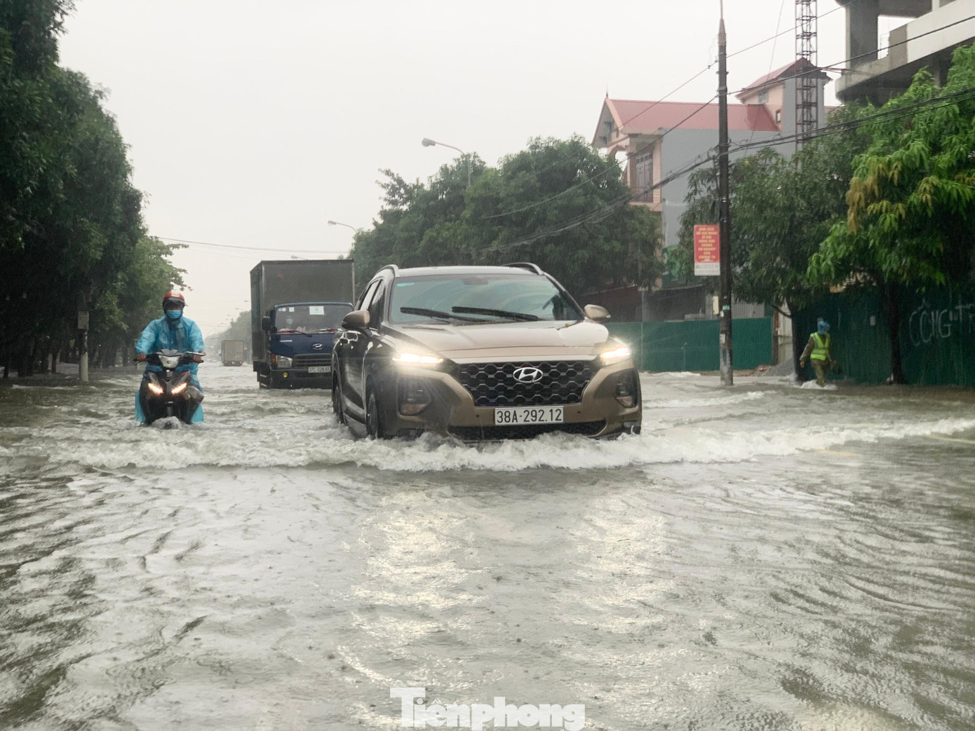 Mưa lớn cũng khiến đường Lê Nin giao Nguyễn Du biến thành sông một đoạn dài. Các phương tiện xe máy di chuyển trong mưa lớn và đường ngập như đi trong bão.