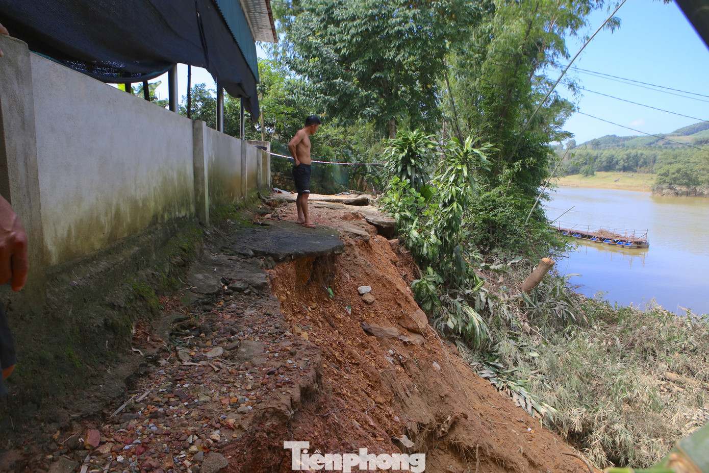 “Hiện tại sông đã cuốn mất đường đi, không còn cách nào gia đình phải đi nhờ trong nhà họ. Xe máy cũng không dắt được ra ngoài, giờ đi cũng phải bám bờ tường để đi vì lỡ sẩy chân là ngã xuống sông”, ông Hùng lo lắng.
