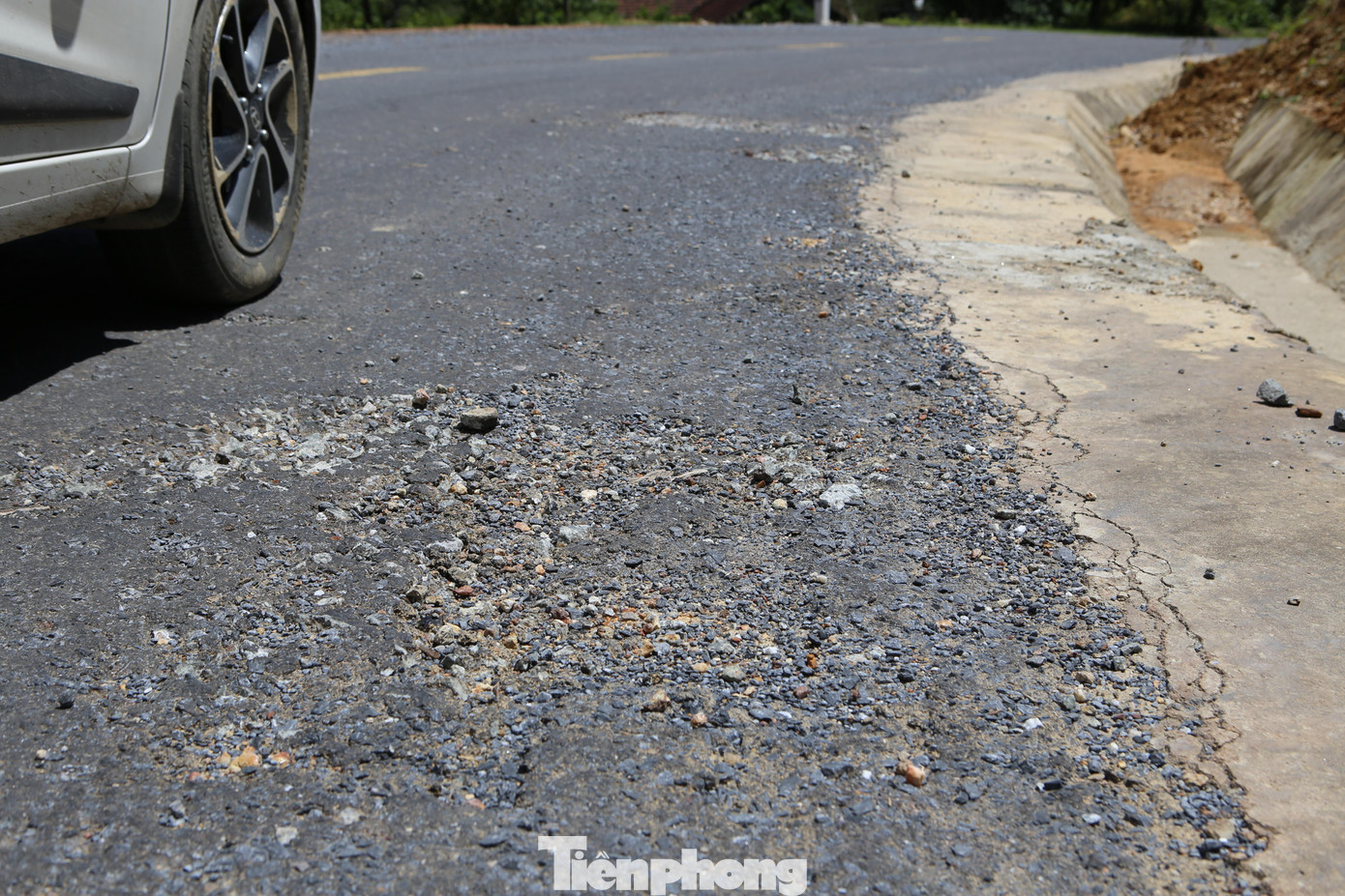 Ngoài đoạn của Công ty 496 đang thi công, dọc tuyến quốc lộ này một số khu vực ở thôn 7, xã Thọ Điền vừa làm xong, sử dụng được một thời gian ngắn nhưng phần mặt nền đã bong tróc. Một số đoạn đường vừa đưa vào sử dụng đã xuất hiện tình trạng xói lở phần lề đường.