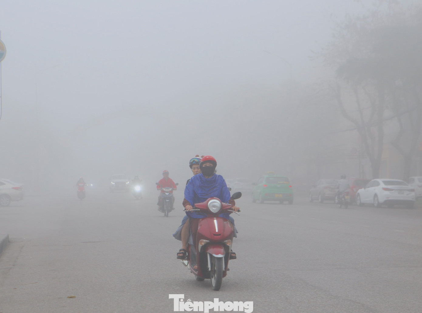 Nhiều người dân khi ra đường phải mặc áo mưa để không bị ướt, đồng thời phải bật đèn khi tham gia giao thông.