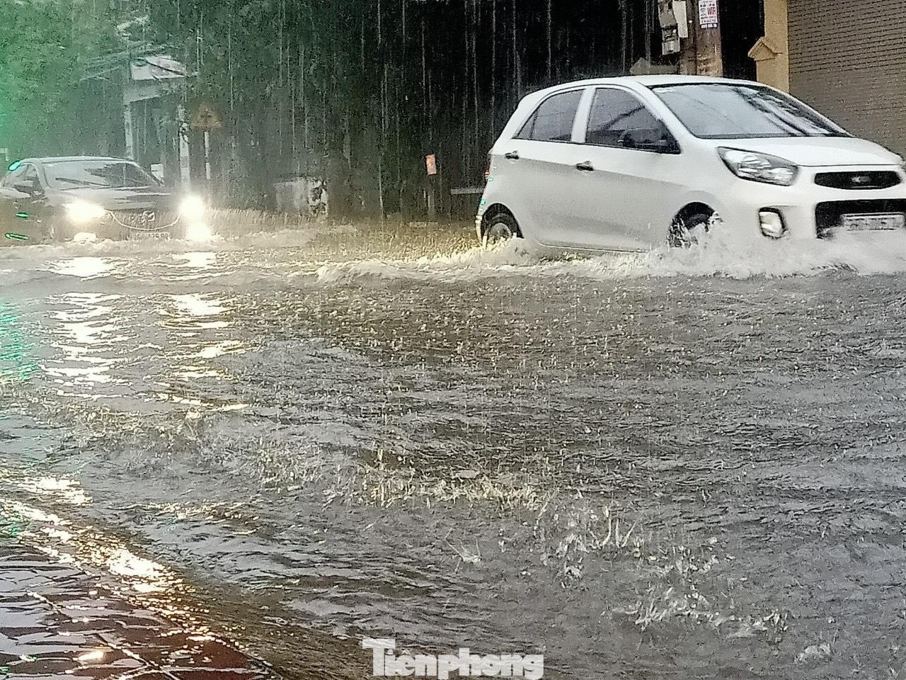 Ghi nhận tại đường Nguyễn Trung Thiên, phương tiện đi lại rất khó khăn do đường bị ngập sâu.
