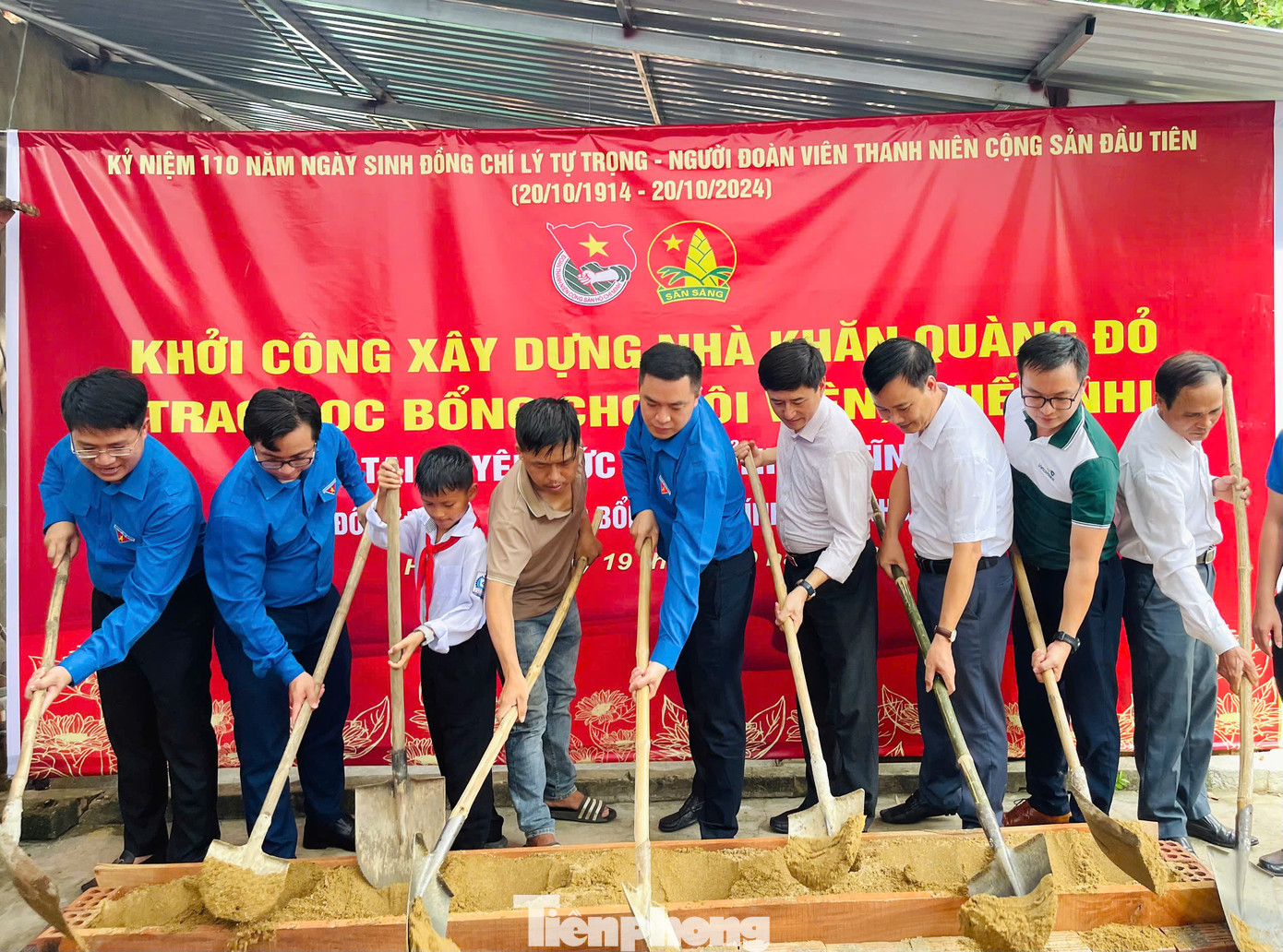 Trong chiều nay 19/10, T.Ư Đoàn tiếp tục khởi công ngôi nhà khăn quàng đỏ cho em Hoàng Nguyễn Tiến Đạt (huyện Đức Thọ); Khánh thành công trình bể bơi di động và trao tặng 50 suất học bổng cho học sinh có hoàn cảnh khó khăn tại các địa bàn ở huyện Hương Sơn. Tổng nguồn lực trao tặng tại Hà Tĩnh trong đợt này là hơn 1,9 tỷ đồng. Trong chiều nay 19/10, T.Ư Đoàn tiếp tục khởi công ngôi nhà khăn quàng đỏ cho em Hoàng Nguyễn Tiến Đạt (huyện Đức Thọ); Khánh thành công trình bể bơi di động và trao tặng 50 suất học bổng cho học sinh có hoàn cảnh khó khăn tại các địa bàn ở huyện Hương Sơn. Tổng nguồn lực trao tặng tại Hà Tĩnh trong đợt này là hơn 1,9 tỷ đồng.