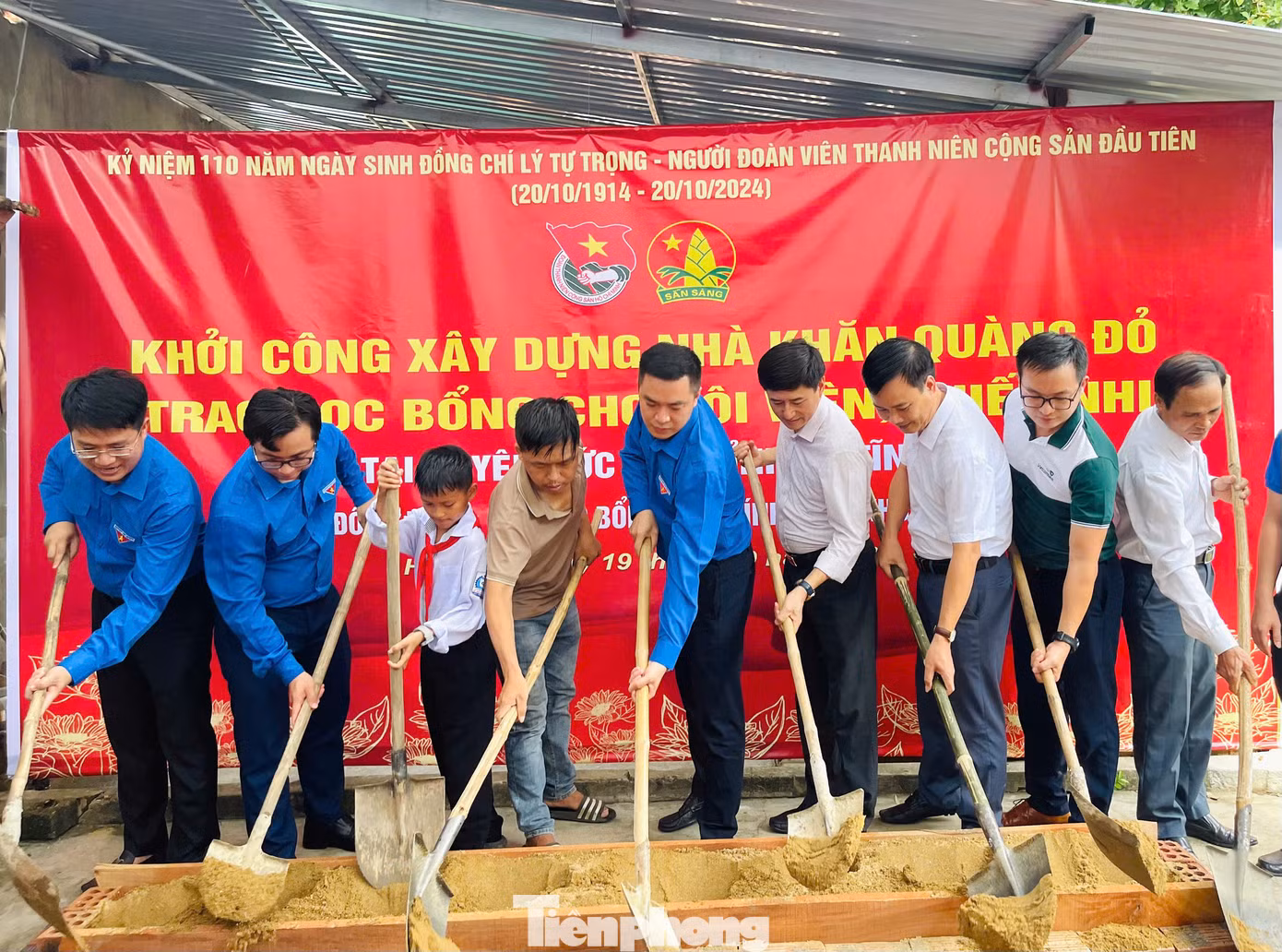 Trong chiều nay 19/10, T.Ư Đoàn tiếp tục khởi công ngôi nhà khăn quàng đỏ cho em Hoàng Nguyễn Tiến Đạt (huyện Đức Thọ); Khánh thành công trình bể bơi di động và trao tặng 50 suất học bổng cho học sinh có hoàn cảnh khó khăn tại các địa bàn ở huyện Hương Sơn. Tổng nguồn lực trao tặng tại Hà Tĩnh trong đợt này là hơn 1,9 tỷ đồng.
