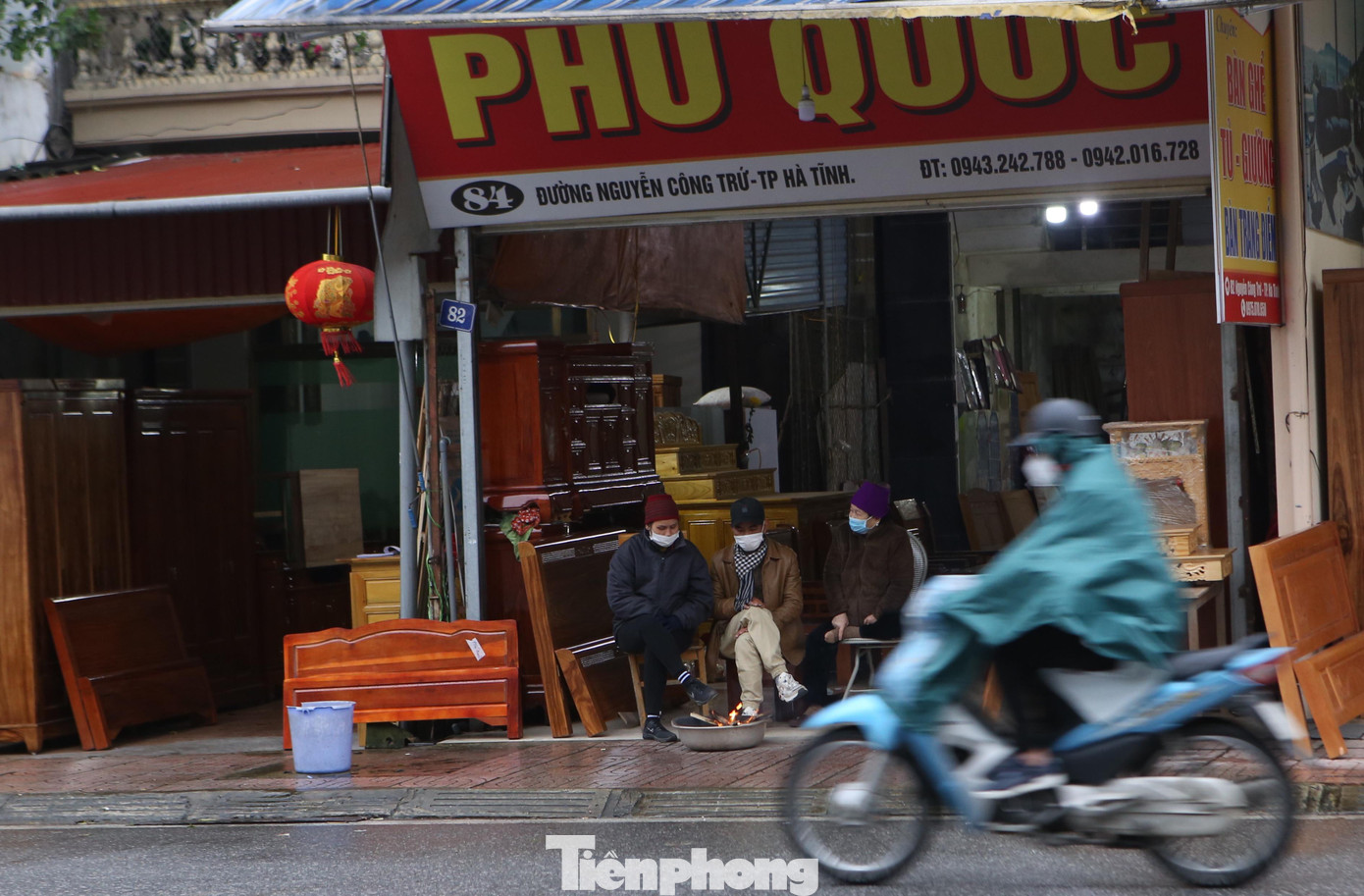 Ngày 21/2, Hà Tĩnh nhiệt độ giảm sâu từ 9-11 độ C kèm theo mưa phùn. Ghi nhận tại TP Hà Tĩnh sáng 21/2 nhiệt độ xuống dưới 10 độ C. Đường phố vắng vẻ. Ngày 21/2, Hà Tĩnh nhiệt độ giảm sâu từ 9-11 độ C kèm theo mưa phùn. Ghi nhận tại TP Hà Tĩnh sáng 21/2 nhiệt độ xuống dưới 10 độ C. Đường phố vắng vẻ.