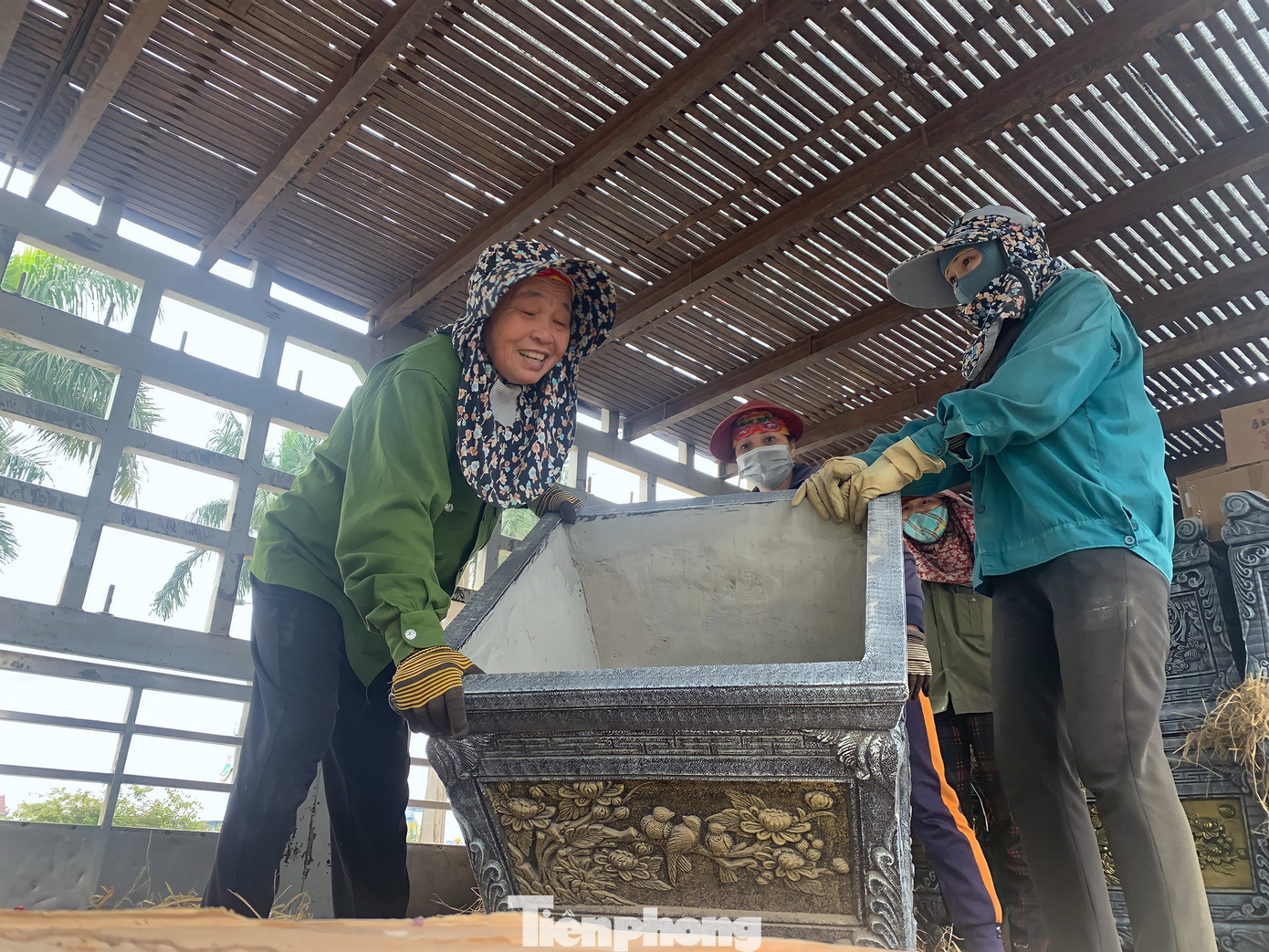 Bà Thanh đi cùng nhóm người phụ nữ tại xã Hộ Độ khoảng 6-8 chị em. Dịp Tết không chỉ riêng bà Thanh mà kể cả những người đi cùng đều phấn khởi vì có nhiều người thuê làm việc.