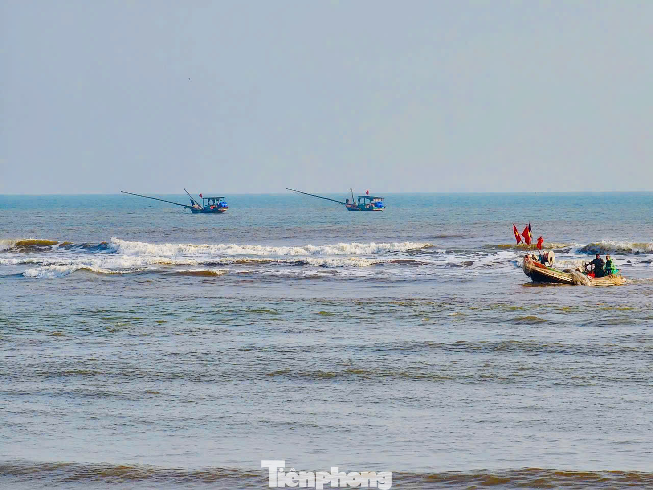 Thuyền ra khơi đầu năm mới.