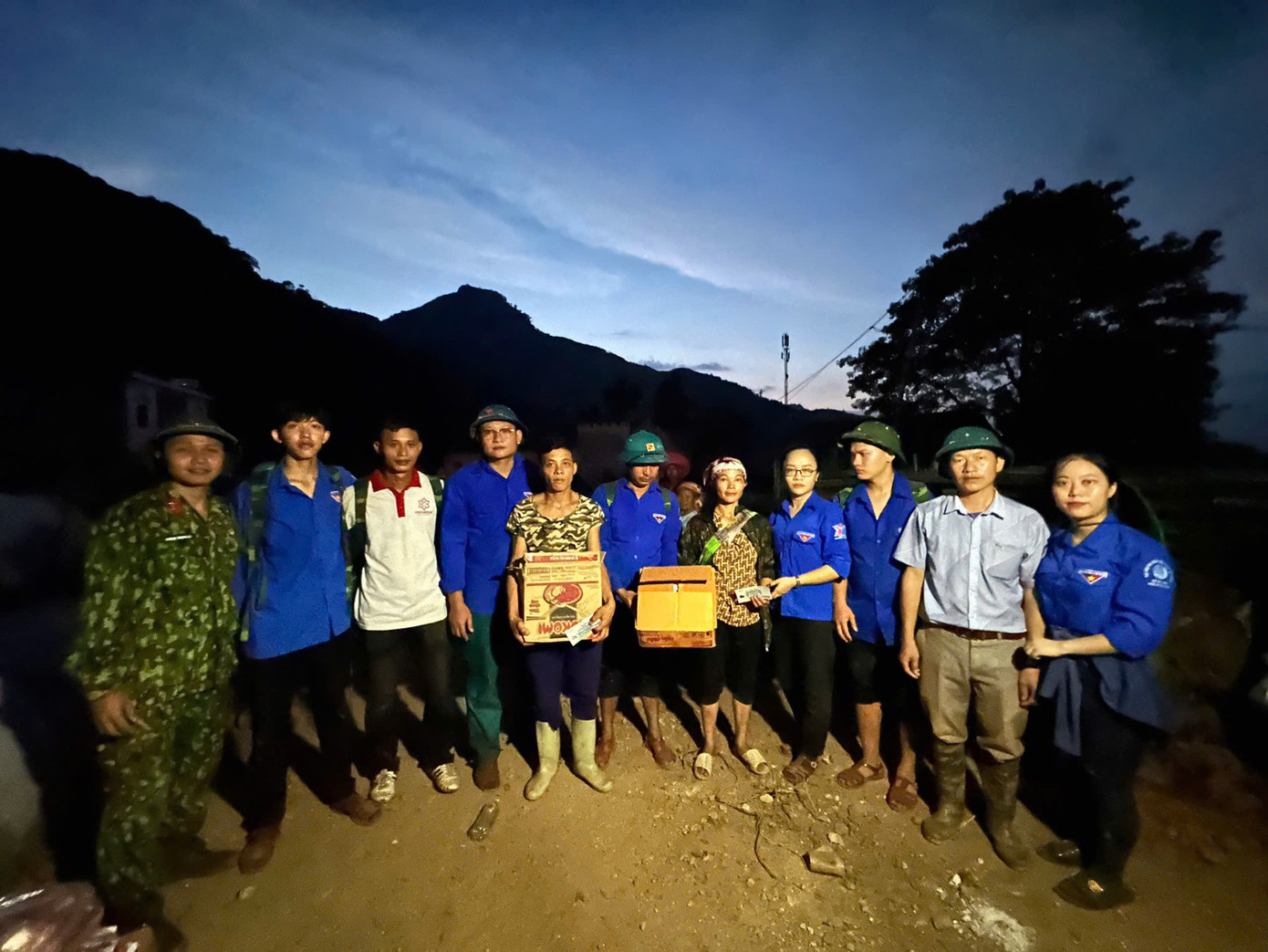 Xúc động hình ảnh đoàn thanh niên vượt rừng, lội suối mang món quà đến hỗ trợ bà con khi trời xẩm tối.