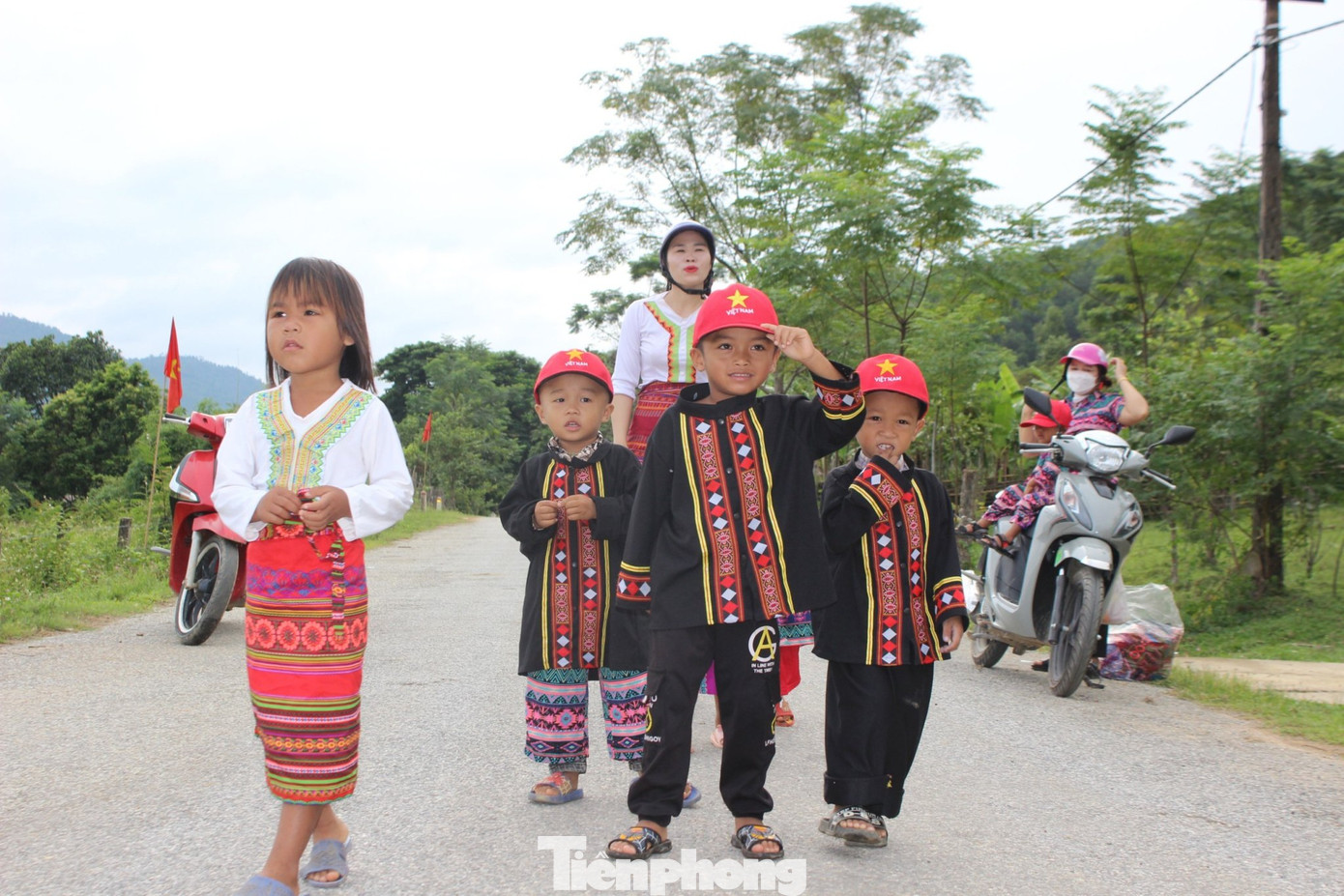 Cũng trong sáng nay, cô giáo Hoàng Thị Hương (giáo viên điểm trường mầm non bản Rào Tre) cũng đến tận nhà đón nhiều trẻ đến dự khai giảng. Trên chiếc xe máy của mình, các cô giáo lần lượt chở các em đến trường qua các đoạn đường ngoằn nghèo, bùn đất..