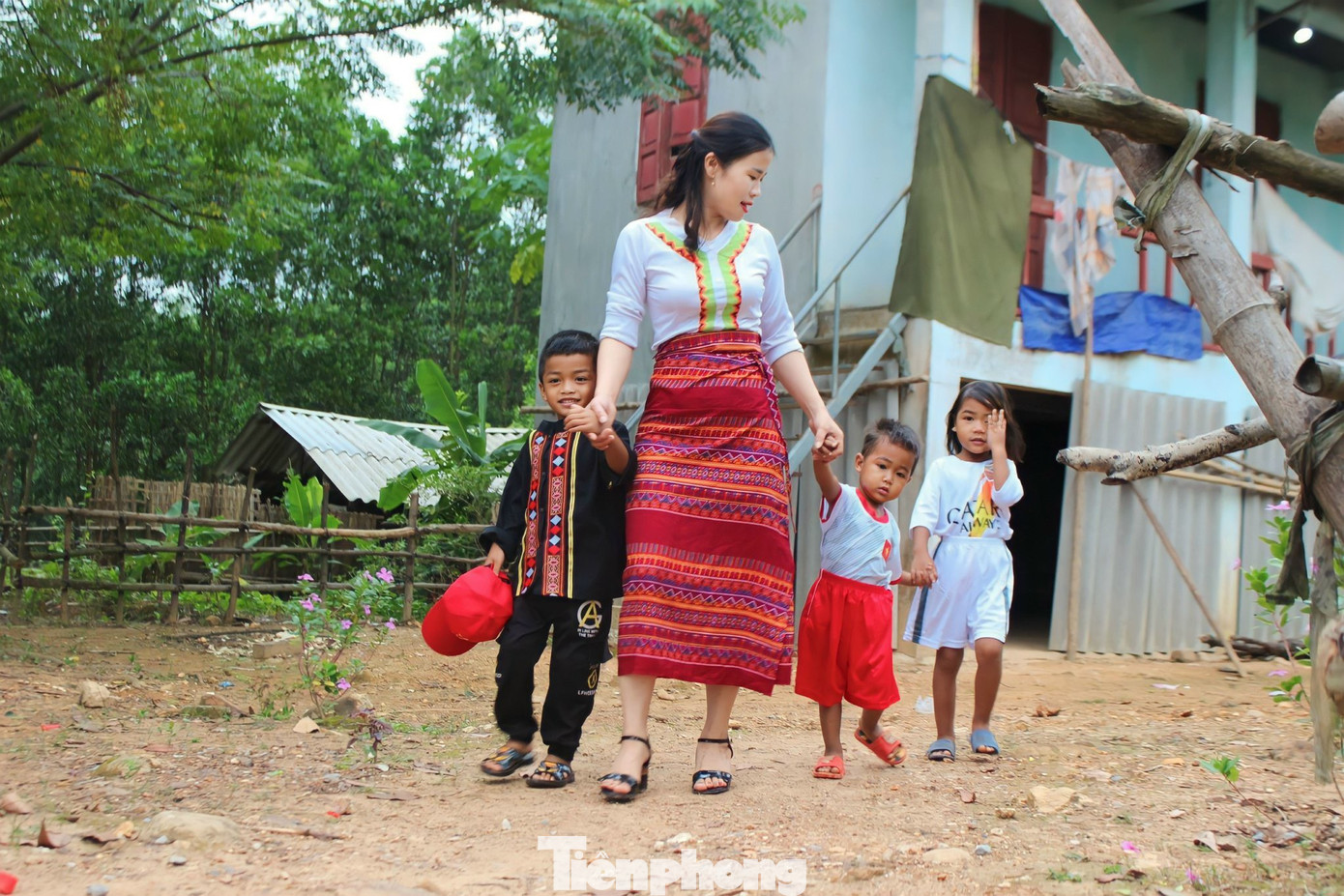 Để kịp giờ cho các em trong bản đến trường dự khai giảng ở trường mầm non trung tâm xã Hương Liên cô giáo Lê Thị Thành (32 tuổi, giáo viên điểm Trường Mầm non bản Rào Tre) đi xe máy, vượt quãng đường 5km đến bản đón các học sinh của mình.