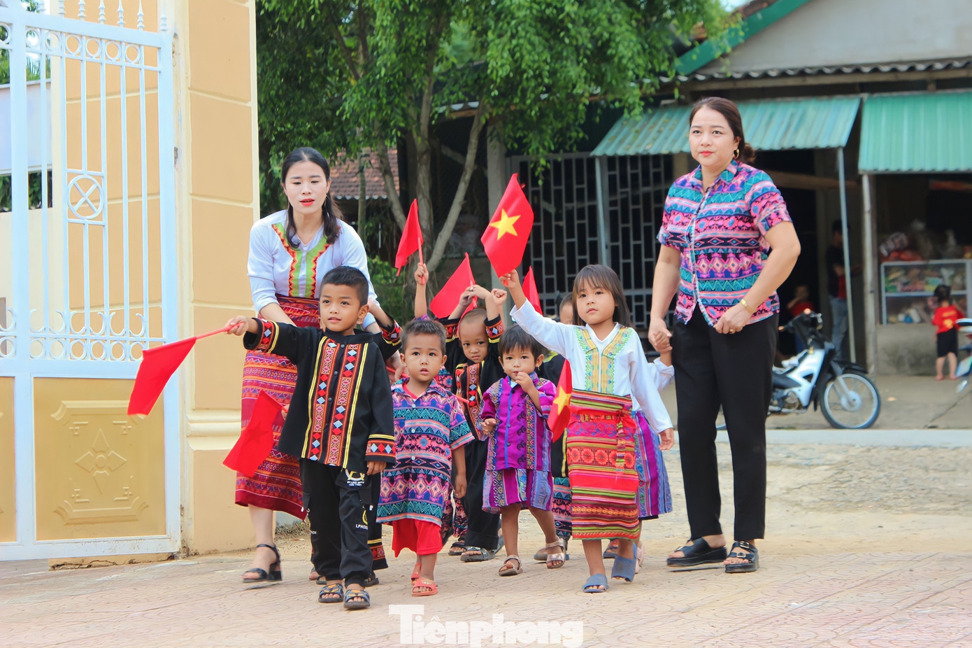 Hình ảnh những em bé người người đồng bào dân tộc Chứt hào hứng khi đến điểm khai giảng ở trường mầm non trung tâm xã Hương Liên.