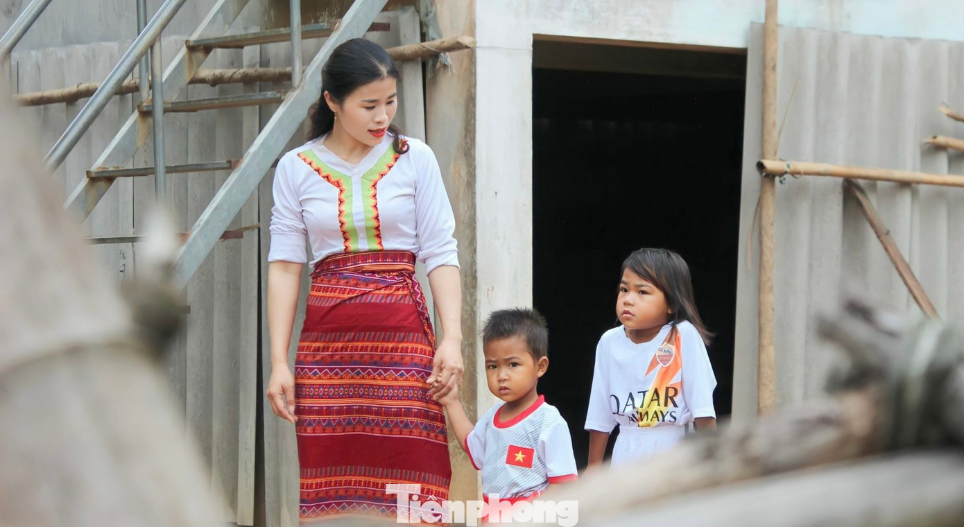 Lần lượt hai em Hồ Hoài Ly (5 tuổi) và Hồ Quốc Nguyên (3 tuổi), cũng được cô giáo Thành vào đánh thức để dậy rửa mặt, thay đồ và đưa lên xe chở đến lớp.