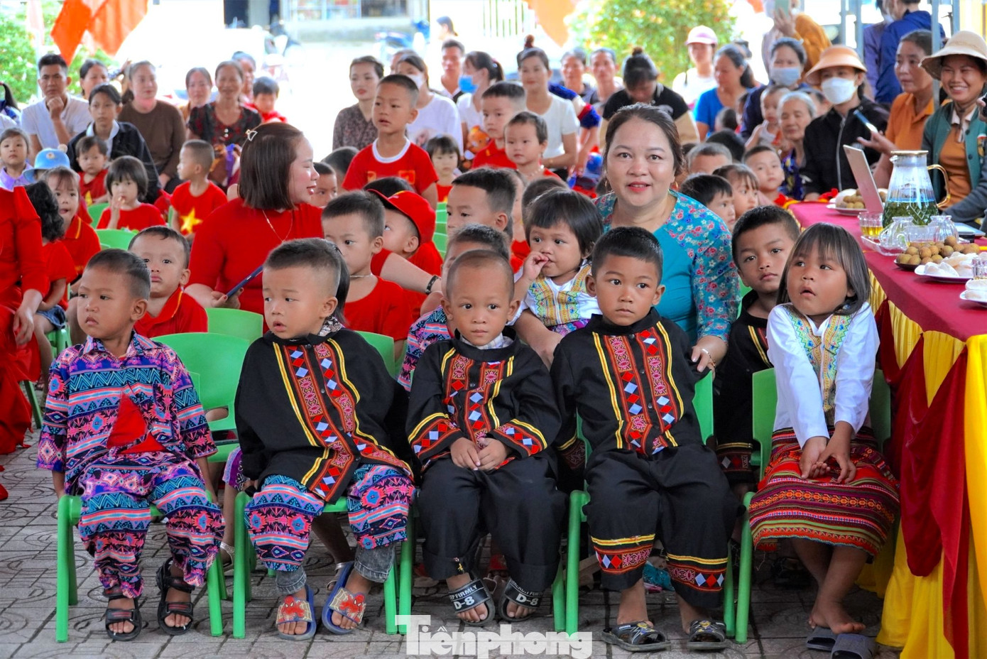 Hiệu trưởng Trường Mầm non Hương Liên - Đinh Thị Thanh Hòa cho biết: “Toàn trường có 141 học sinh, trong đó Điểm trường bản Rào Tre có 16 học sinh người đồng bào dân tộc Chứt, độ tuổi 3-5. Nếu như trước đây khi chưa tổ chức ăn bán trú thì mỗi ngày giáo viên cắm bản ở đây phải đưa, đón trẻ 4 lượt cả đi lẫn về, còn nay chỉ hai lượt. Các cháu được quan tâm, lo từng bữa ăn, giấc ngủ và rất háo hức khi đến trường”.