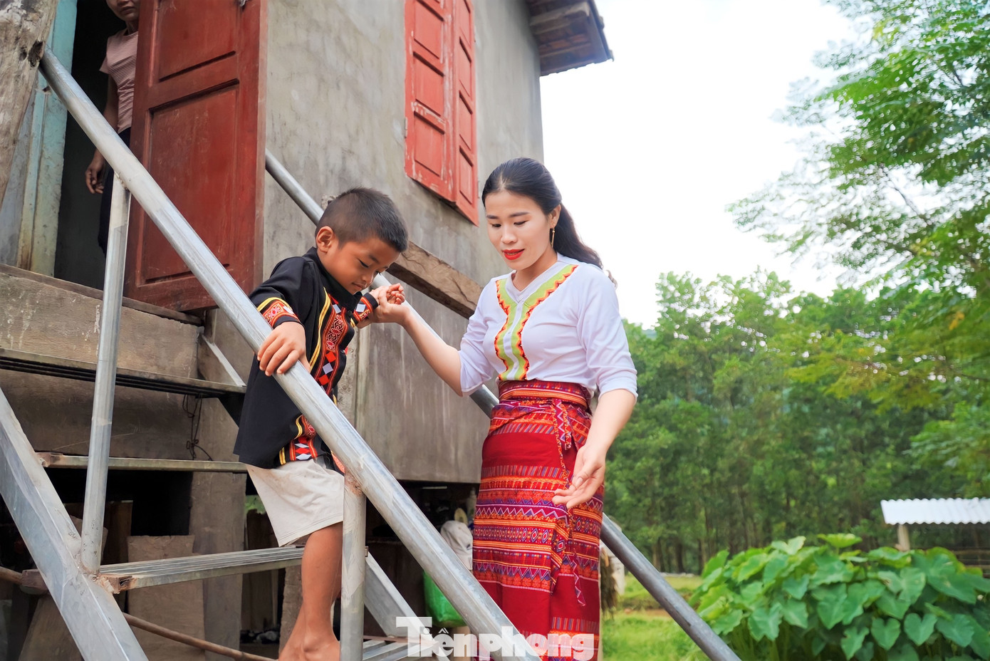 "Việc này đã quá quen thuộc đối với các cô giáo cắm bản vào mỗi buổi sáng. Hầu như mỗi buổi học, chúng tôi đều đến gọi rồi đón các con đến lớp như vậy. Ở bản vùng cao này, cuộc sống của người dân còn khó khăn và nhận thức của họ còn hạn chế nên việc vận động cho trẻ đến trường cũng khá vất vả ”, cô Thành nói.