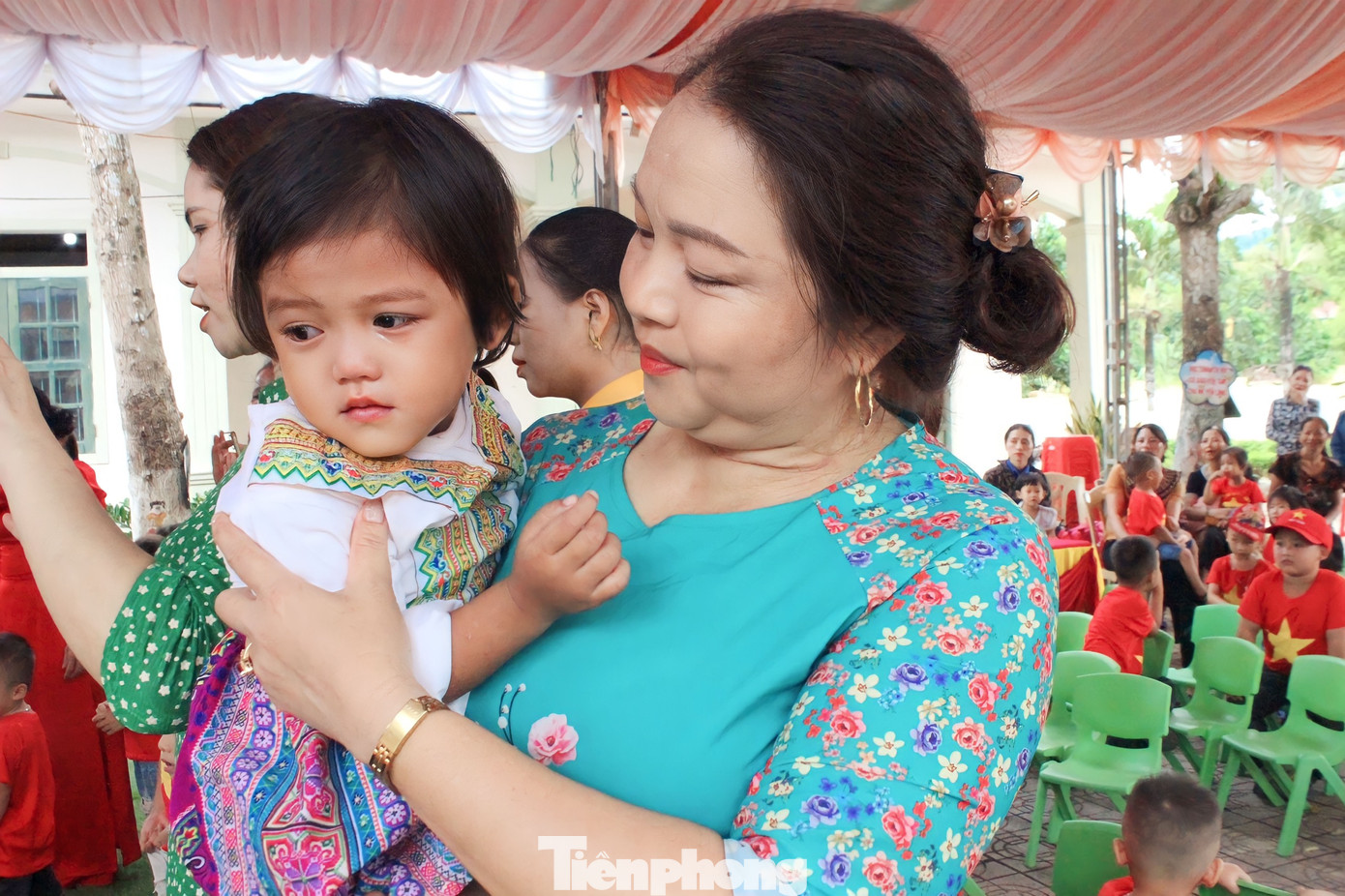 Nhiều em vẫn chưa quen môi trường mới luôn cần sự vỗ về, động viên của cô giáo.