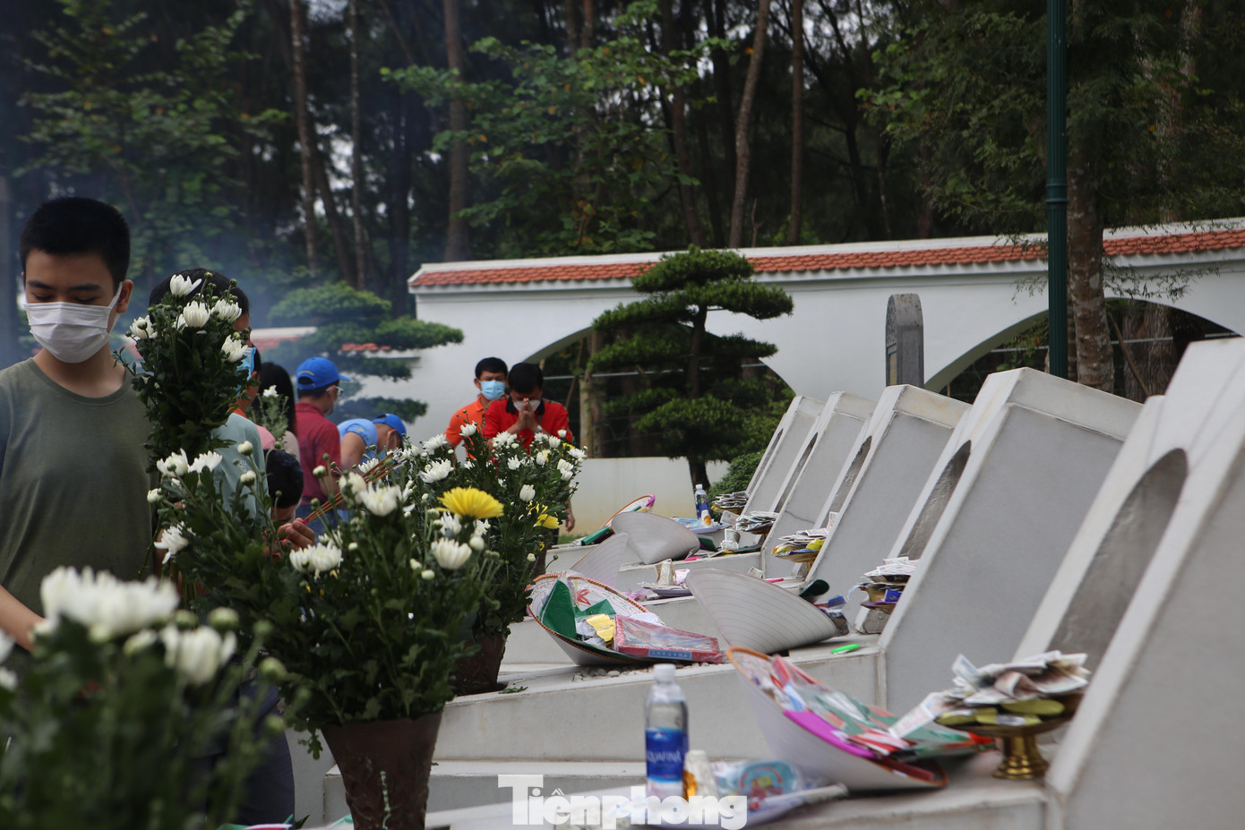 Du khách khắp mọi miền Tổ quốc trở về với ngã ba huyền thoại ở Hà Tĩnh để bày tỏ lòng tri ân với các anh hùng liệt sỹ và rưng rưng nghiêng mình bên “10 bông hoa Đồng Lộc”... Du khách khắp mọi miền Tổ quốc trở về với ngã ba huyền thoại ở Hà Tĩnh để bày tỏ lòng tri ân với các anh hùng liệt sỹ và rưng rưng nghiêng mình bên “10 bông hoa Đồng Lộc”...