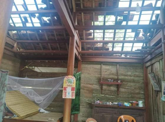 Ngôi nhà bị lốc xoáy cuốn phăng mái ngói. Trong sáng nay, lực lượng chức năng hỗ trợ người dân dọn dẹp lại nhà cửa. Hàng chục ha lúa chuẩn bị thu hoạch đổ rạp xuống. Ngôi nhà bị lốc xoáy cuốn phăng mái ngói. Trong sáng nay, lực lượng chức năng hỗ trợ người dân dọn dẹp lại nhà cửa. Hàng chục ha lúa chuẩn bị thu hoạch đổ rạp xuống.
