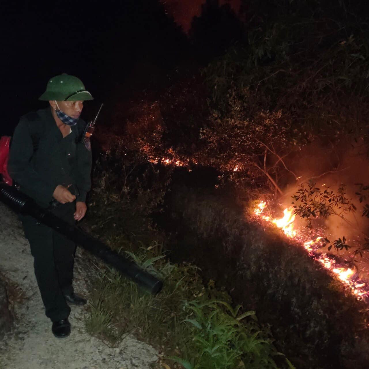 Sau khoảng 2h đồng hồ nỗ lực dập lửa, đám cháy cơ bản được khống chế. Sau khoảng 2h đồng hồ nỗ lực dập lửa, đám cháy cơ bản được khống chế.