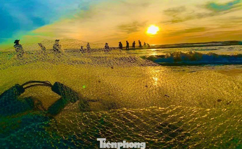 Từng mẻ cá trong lưới lần lượt được đưa lên bờ trong niềm vui, hạnh phúc của ngư dân.