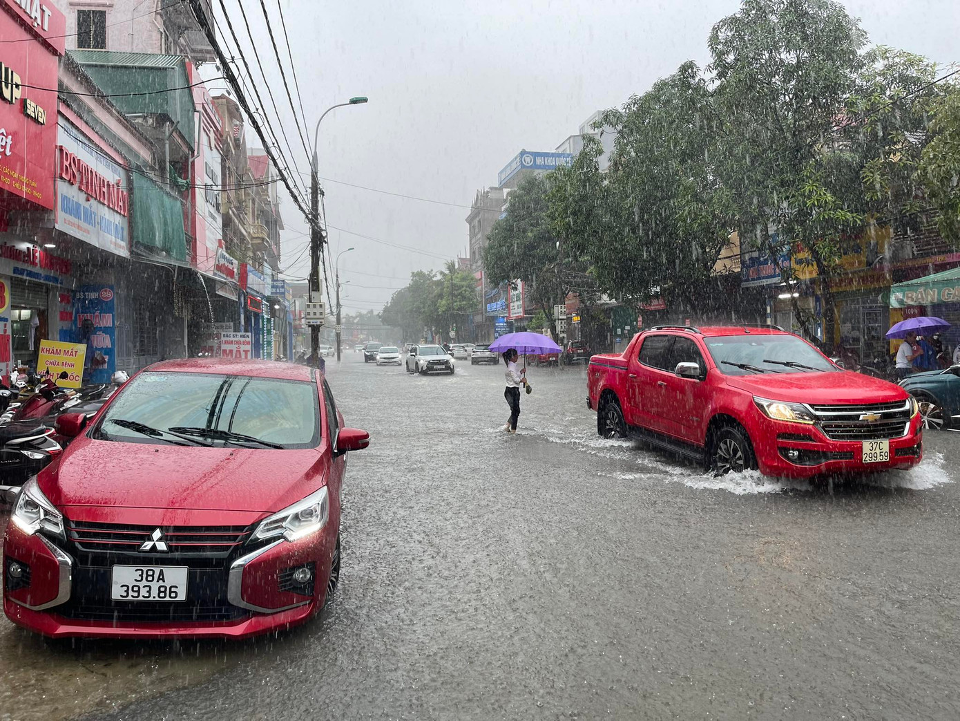 Hiện nay, do mưa lớn kéo dài, một số tuyến đường trên địa bàn TP Hà Tĩnh đang bị ngập, phương tiện khó lưu thông.