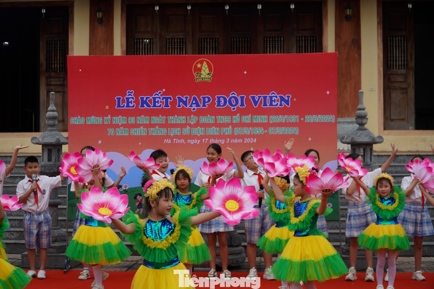 Sôi nổi các hoạt động văn nghệ trong lễ kết nạp đội viên.