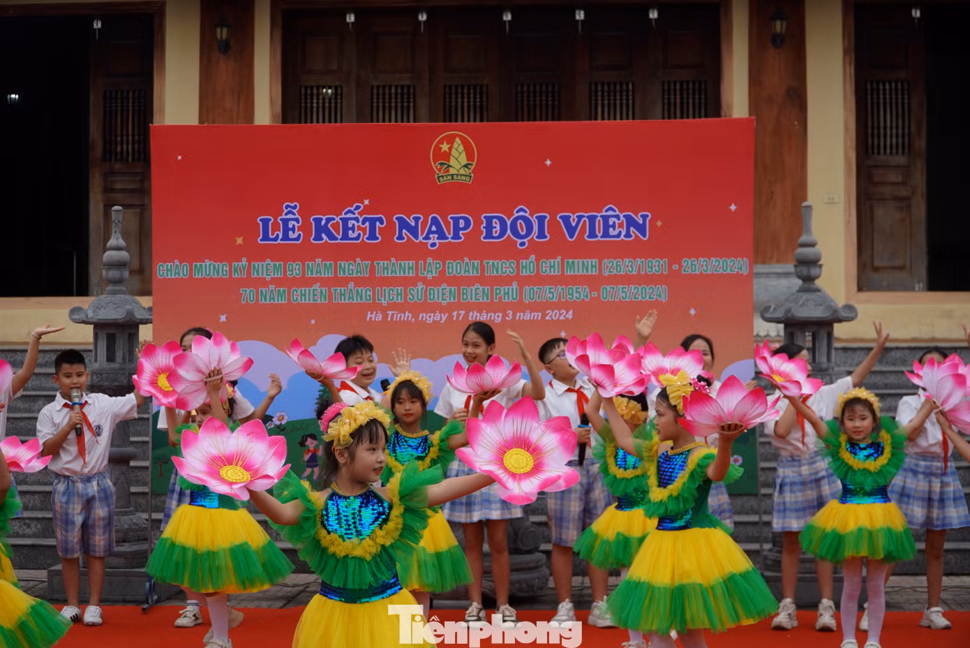 Sôi nổi các hoạt động văn nghệ trong lễ kết nạp đội viên.