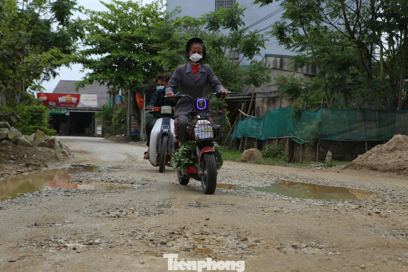 Anh Lê Tuấn (trú thôn Thanh Ngọc, xã Phù Lưu) cho biết, do ngừng thi công khiến đoạn đường này mùa mưa lầy lội, nắng bụi mù mịt ảnh hưởng nghiêm trọng đến cuộc sống của người dân. Nhất là học sinh đi học rất khốn khổ.