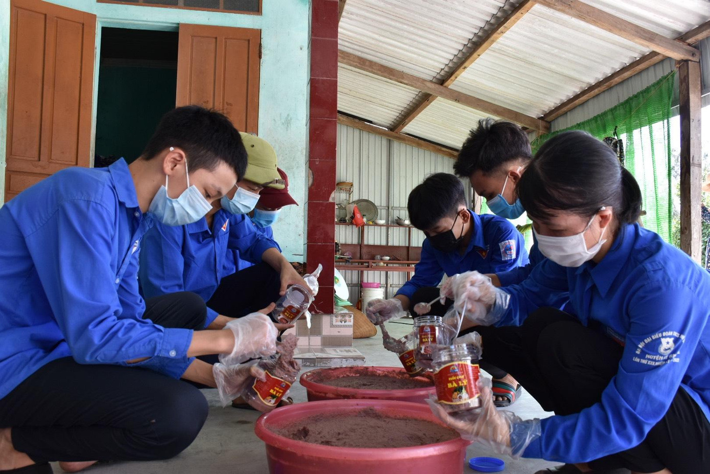 Nhóm bạn trẻ ở huyện Kỳ Anh đóng những hộp mắm ruốc để gửi vào miền Nam.