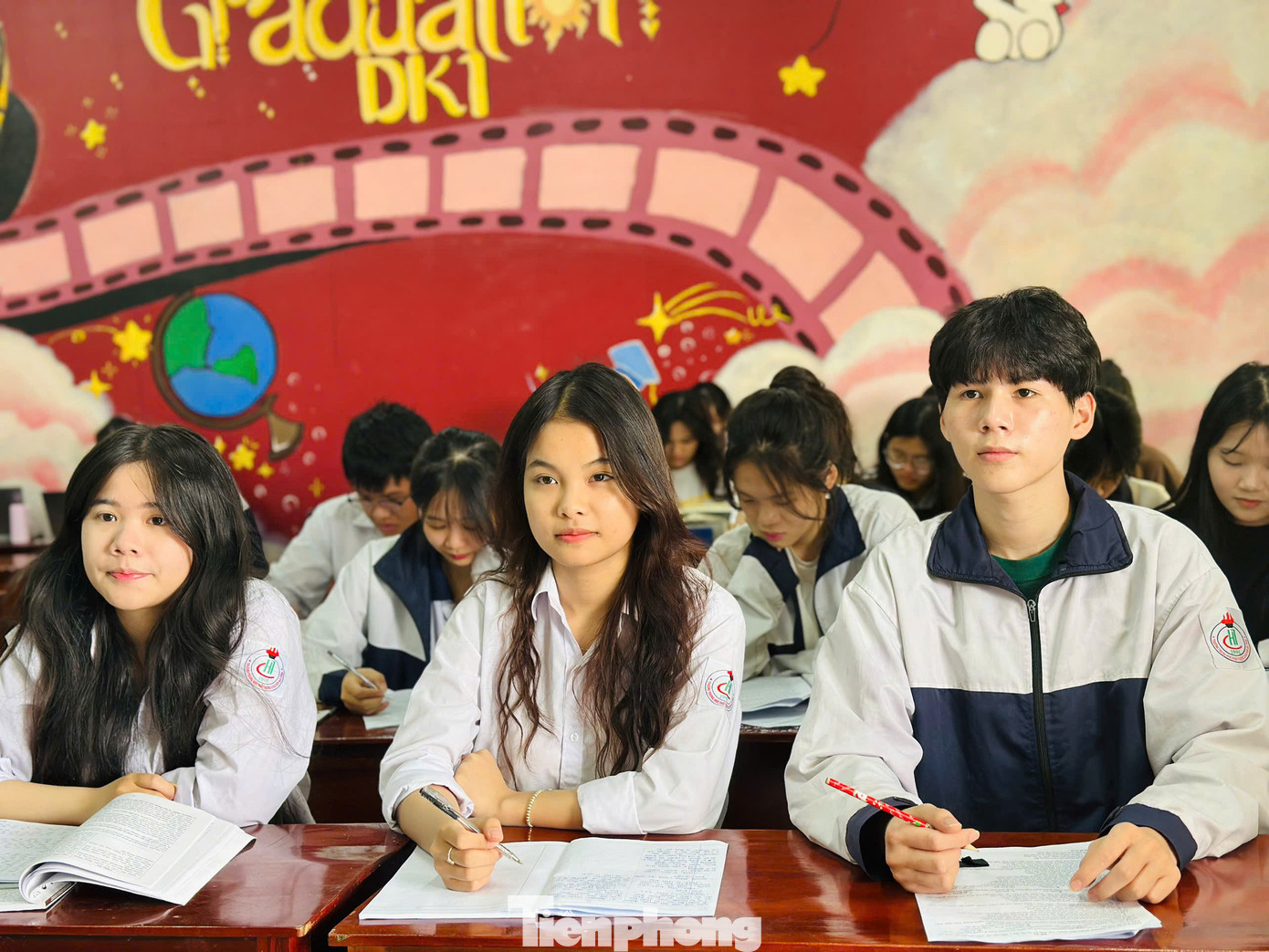 Em Nguyễn Thị Thu Hiền (giữa) trong giờ học cùng các bạn. Em Nguyễn Thị Thu Hiền (giữa) trong giờ học cùng các bạn.