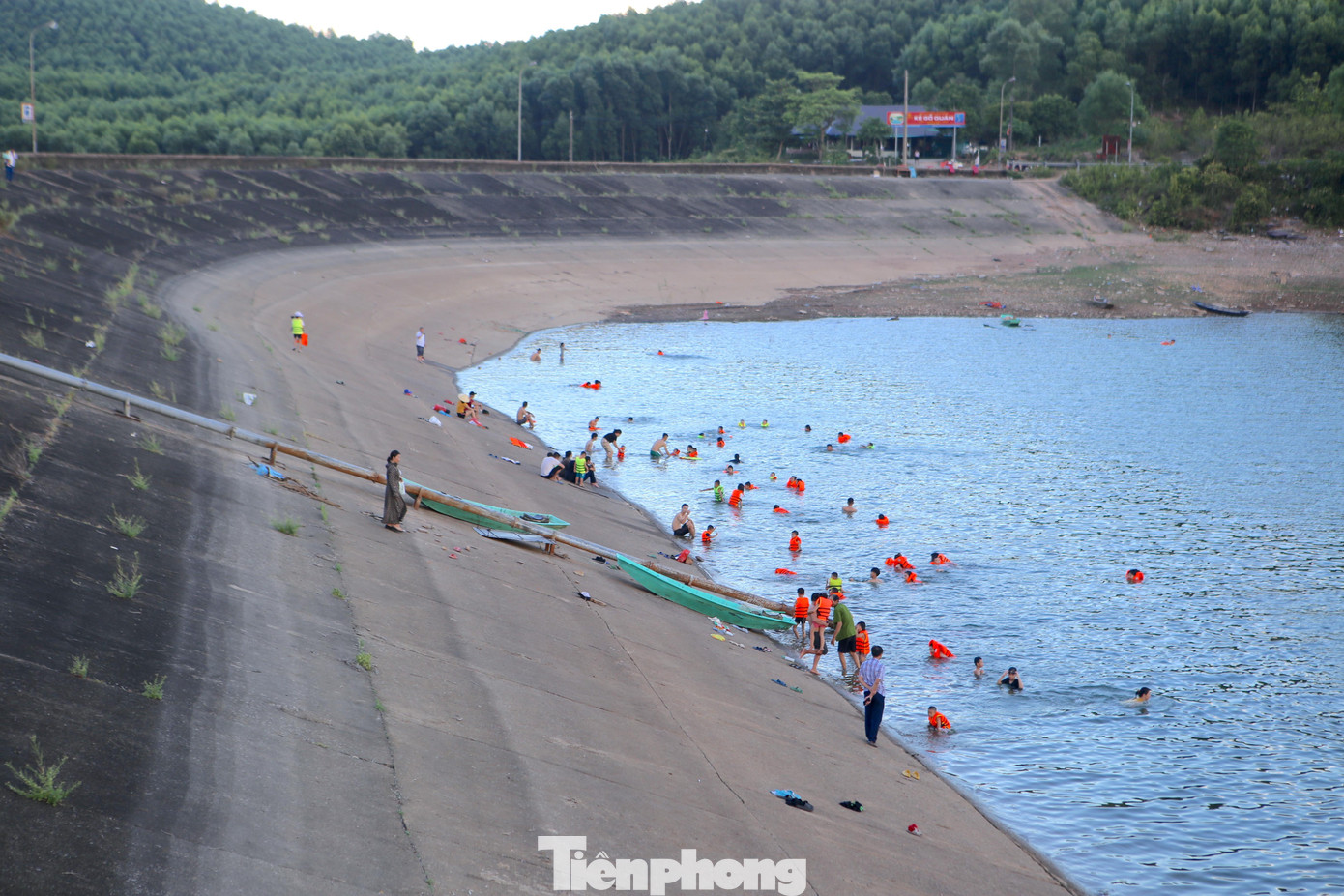 Thời tiết ở Hà Tĩnh những ngày qua nắng nóng kéo dài, một số huyện miền núi như Hương Khê, Hương Sơn có những thời điểm lên đến 39-40 độ C. Để tránh nắng nóng, từ đầu dịp hè đến nay, hồ Kẻ Gỗ (xã Cẩm Mỹ, huyện Cẩm Xuyên) trở thành nơi giải nhiệt của nhiều người dân.