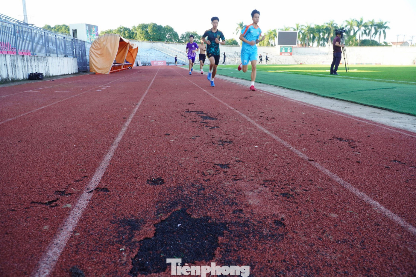 Tại đường tập chạy cho vận động viên điền kinh ở khu vực sân vận động Hà Tĩnh, lớp thảm cao su ở bị bào mòn, bong tróc từng mảng, hằn lún.