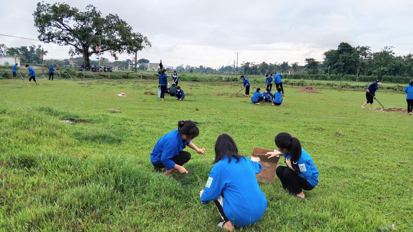 Cùng với các hoạt động cấp tỉnh, trong ngày 100% Đoàn các trường THPT, TTGDNN-GDTX phối hợp với đoàn các địa phương trong toàn tỉnh đồng loạt tổ chức triển khai 115 đội hình tình nguyện thực hiện gần 320 công trình, phần việc với sự tham gia của 3.250 học sinh và 185 cán bộ, giáo viên trẻ với các hoạt động thiết thực Cùng với các hoạt động cấp tỉnh, trong ngày 100% Đoàn các trường THPT, TTGDNN-GDTX phối hợp với đoàn các địa phương trong toàn tỉnh đồng loạt tổ chức triển khai 115 đội hình tình nguyện thực hiện gần 320 công trình, phần việc với sự tham gia của 3.250 học sinh và 185 cán bộ, giáo viên trẻ với các hoạt động thiết thực