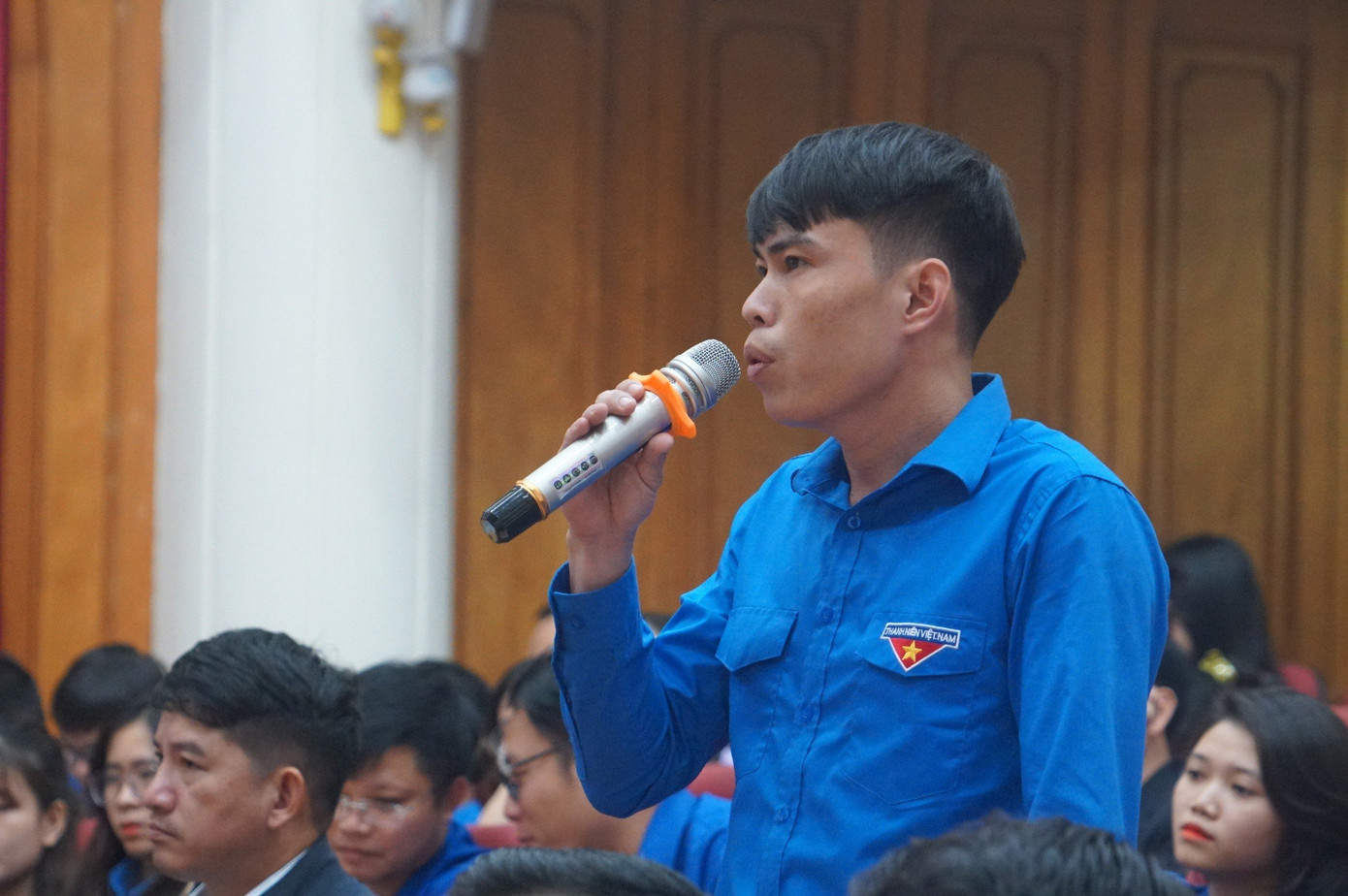 Các đoàn viên, thanh niên thẳng thắn nêu những câu hỏi tại hội nghị. Các đoàn viên, thanh niên thẳng thắn nêu những câu hỏi tại hội nghị.
