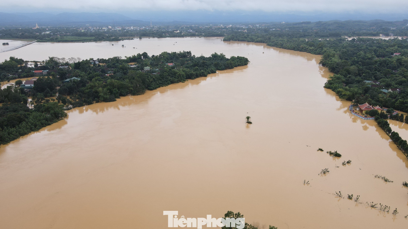 Mưa lớn khiến mực nước trên sông Ngàn Sâu cuồn cuộn đổ về vùng hạ du các xã Lộc Yên, Hòa Hải, Phúc Đồng, Hương Thủy, Hà Linh, Phương Mỹ... gây ngập nhiều diện tích hoa màu và nhà cửa người dân.