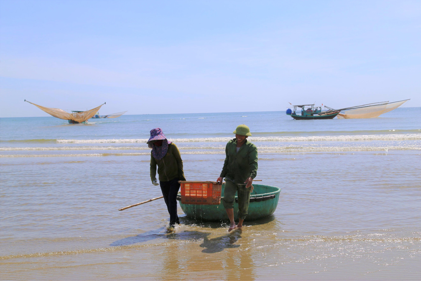 Đánh bắt ruốc ở gần bờ chưa đến 1 hải lý. Vì thế dân ra khơi từ 5h sáng đến khoảng 9h sẽ lên bờ.