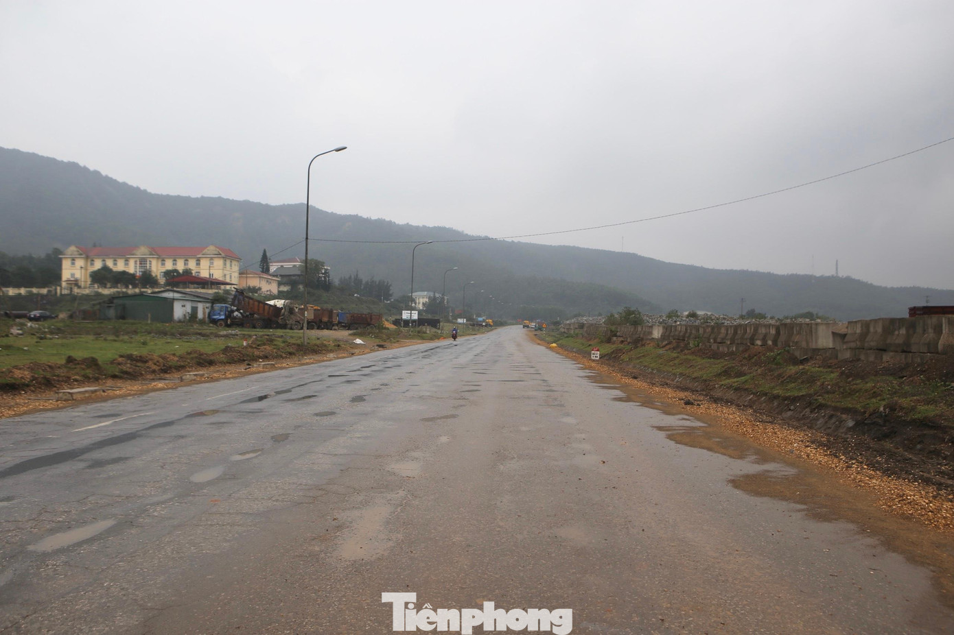 Người dân xã Kỳ Thịnh, Kỳ Lợi (thị xã Kỳ Anh, tỉnh Hà Tĩnh) sinh sống dọc trên tuyến đường Quốc lộ 12C, đoạn từ QL1A đi Cảng Vũng Áng phản ánh, trong những năm qua họ phải sống trong môi trường bụi bặm do gỗ dăm rơi dọc đường, đặc biệt vào mùa hè bụi gỗ bay thẳng vào nhà.