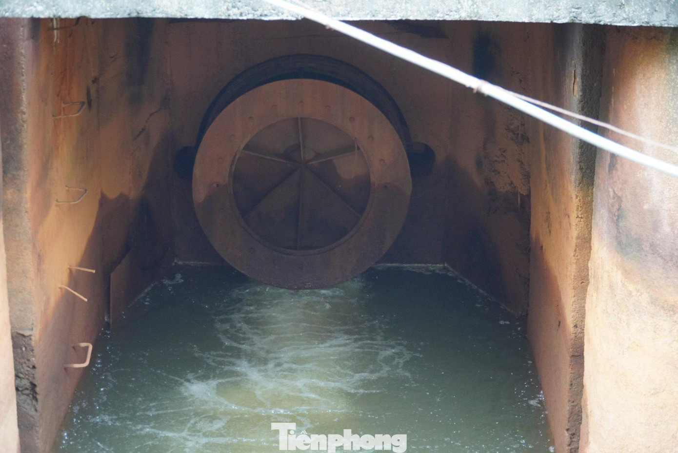 Cống xả lũ xuống cấp, lộ rõ những vết nứt, thép lồi ra ngoài.